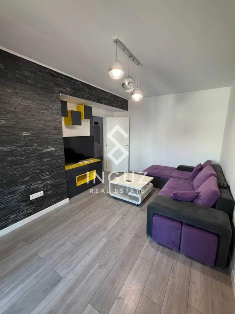 Apart 2 camere de închiriat – Nicolae Grigorescu | Bloc Nou 2020 - Apartament 2 camere de închiriat – Nicolae Grigorescu | Sector 3 | Bloc Nou 2020 | Parcare

Preț: 600 €/lună (+50 € loc de parcare)

Se oferă spre închiriere un apartament decomandat de 2 camere, situat în zona Nicolae Grigorescu, Sector 3, într-un imobil nou construit în anul 2020. Proprietatea se află la etajul 2 din 4 și are o suprafață utilă de 54 mp, la care se adaugă un balcon închis de 4,5 mp.

Apartamentul este complet mobilat cu mobilier realizat la comandă și utilat cu electrocasnice moderne, oferind un nivel ridicat de confort și funcționalitate. Este ideal pentru un cuplu sau o persoană care își dorește un spațiu eficient, bine organizat și cu costuri reduse de întreținere.

Dotări și echipamente:
frigider Samsung cu dozator de apă
3 televizoare
mașină de spălat Samsung + uscător Electrolux
plită și cuptor încorporate Samsung
cuptor cu microunde încorporat Beko
centrală termică Bosch cu termostat inteligent
aer condiționat în living
aspirator Philips
mobilier modern, spații de depozitare optimizate

Avantaje:
bloc nou (2020), foarte bine izolat termic
costuri reduse la utilități
apartament poziționat între alte unități (eficiență termică ridicată)
lumină naturală excelentă pe tot parcursul zilei
balcon închis – spațiu suplimentar util
plata întreținerii se face electronic

Locație:
8 minute de mers pe jos până la metrou 1 Decembrie
12 minute până la metrou Nicolae Grigorescu
acces rapid către ParkLake Mall
aproape de școli, grădinițe, supermarketuri, farmacii și zone verzi

Condiții de închiriere:
disponibil imediat
vizionări: după ora 19:00 în timpul săptămânii sau în weekend
plată: 1 lună chirie + 1 lună garanție
comision agenție: 50% din prima lună de chirie

Pentru mai multe detalii sau programarea unei vizionări, vă stăm la dispoziție.