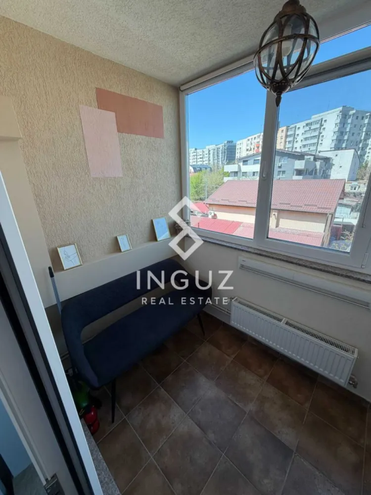 Apart 2 camere de închiriat – Nicolae Grigorescu | Bloc Nou 2020 - Apartament 2 camere de închiriat – Nicolae Grigorescu | Sector 3 | Bloc Nou 2020 | Parcare

Preț: 600 €/lună (+50 € loc de parcare)

Se oferă spre închiriere un apartament decomandat de 2 camere, situat în zona Nicolae Grigorescu, Sector 3, într-un imobil nou construit în anul 2020. Proprietatea se află la etajul 2 din 4 și are o suprafață utilă de 54 mp, la care se adaugă un balcon închis de 4,5 mp.

Apartamentul este complet mobilat cu mobilier realizat la comandă și utilat cu electrocasnice moderne, oferind un nivel ridicat de confort și funcționalitate. Este ideal pentru un cuplu sau o persoană care își dorește un spațiu eficient, bine organizat și cu costuri reduse de întreținere.

Dotări și echipamente:
frigider Samsung cu dozator de apă
3 televizoare
mașină de spălat Samsung + uscător Electrolux
plită și cuptor încorporate Samsung
cuptor cu microunde încorporat Beko
centrală termică Bosch cu termostat inteligent
aer condiționat în living
aspirator Philips
mobilier modern, spații de depozitare optimizate

Avantaje:
bloc nou (2020), foarte bine izolat termic
costuri reduse la utilități
apartament poziționat între alte unități (eficiență termică ridicată)
lumină naturală excelentă pe tot parcursul zilei
balcon închis – spațiu suplimentar util
plata întreținerii se face electronic

Locație:
8 minute de mers pe jos până la metrou 1 Decembrie
12 minute până la metrou Nicolae Grigorescu
acces rapid către ParkLake Mall
aproape de școli, grădinițe, supermarketuri, farmacii și zone verzi

Condiții de închiriere:
disponibil imediat
vizionări: după ora 19:00 în timpul săptămânii sau în weekend
plată: 1 lună chirie + 1 lună garanție
comision agenție: 50% din prima lună de chirie

Pentru mai multe detalii sau programarea unei vizionări, vă stăm la dispoziție.