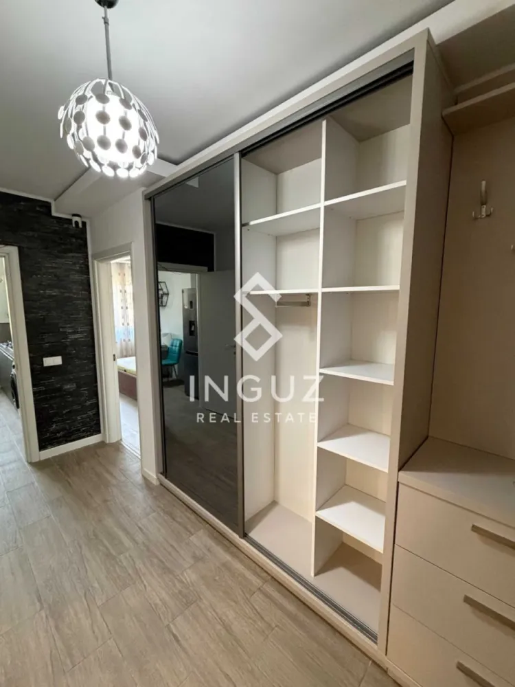 Apart 2 camere de închiriat – Nicolae Grigorescu | Bloc Nou 2020 - Apartament 2 camere de închiriat – Nicolae Grigorescu | Sector 3 | Bloc Nou 2020 | Parcare

Preț: 600 €/lună (+50 € loc de parcare)

Se oferă spre închiriere un apartament decomandat de 2 camere, situat în zona Nicolae Grigorescu, Sector 3, într-un imobil nou construit în anul 2020. Proprietatea se află la etajul 2 din 4 și are o suprafață utilă de 54 mp, la care se adaugă un balcon închis de 4,5 mp.

Apartamentul este complet mobilat cu mobilier realizat la comandă și utilat cu electrocasnice moderne, oferind un nivel ridicat de confort și funcționalitate. Este ideal pentru un cuplu sau o persoană care își dorește un spațiu eficient, bine organizat și cu costuri reduse de întreținere.

Dotări și echipamente:
frigider Samsung cu dozator de apă
3 televizoare
mașină de spălat Samsung + uscător Electrolux
plită și cuptor încorporate Samsung
cuptor cu microunde încorporat Beko
centrală termică Bosch cu termostat inteligent
aer condiționat în living
aspirator Philips
mobilier modern, spații de depozitare optimizate

Avantaje:
bloc nou (2020), foarte bine izolat termic
costuri reduse la utilități
apartament poziționat între alte unități (eficiență termică ridicată)
lumină naturală excelentă pe tot parcursul zilei
balcon închis – spațiu suplimentar util
plata întreținerii se face electronic

Locație:
8 minute de mers pe jos până la metrou 1 Decembrie
12 minute până la metrou Nicolae Grigorescu
acces rapid către ParkLake Mall
aproape de școli, grădinițe, supermarketuri, farmacii și zone verzi

Condiții de închiriere:
disponibil imediat
vizionări: după ora 19:00 în timpul săptămânii sau în weekend
plată: 1 lună chirie + 1 lună garanție
comision agenție: 50% din prima lună de chirie

Pentru mai multe detalii sau programarea unei vizionări, vă stăm la dispoziție.