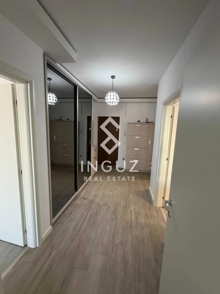 Apart 2 camere de închiriat – Nicolae Grigorescu | Bloc Nou 2020 - Apartament 2 camere de închiriat – Nicolae Grigorescu | Sector 3 | Bloc Nou 2020 | Parcare

Preț: 600 €/lună (+50 € loc de parcare)

Se oferă spre închiriere un apartament decomandat de 2 camere, situat în zona Nicolae Grigorescu, Sector 3, într-un imobil nou construit în anul 2020. Proprietatea se află la etajul 2 din 4 și are o suprafață utilă de 54 mp, la care se adaugă un balcon închis de 4,5 mp.

Apartamentul este complet mobilat cu mobilier realizat la comandă și utilat cu electrocasnice moderne, oferind un nivel ridicat de confort și funcționalitate. Este ideal pentru un cuplu sau o persoană care își dorește un spațiu eficient, bine organizat și cu costuri reduse de întreținere.

Dotări și echipamente:
frigider Samsung cu dozator de apă
3 televizoare
mașină de spălat Samsung + uscător Electrolux
plită și cuptor încorporate Samsung
cuptor cu microunde încorporat Beko
centrală termică Bosch cu termostat inteligent
aer condiționat în living
aspirator Philips
mobilier modern, spații de depozitare optimizate

Avantaje:
bloc nou (2020), foarte bine izolat termic
costuri reduse la utilități
apartament poziționat între alte unități (eficiență termică ridicată)
lumină naturală excelentă pe tot parcursul zilei
balcon închis – spațiu suplimentar util
plata întreținerii se face electronic

Locație:
8 minute de mers pe jos până la metrou 1 Decembrie
12 minute până la metrou Nicolae Grigorescu
acces rapid către ParkLake Mall
aproape de școli, grădinițe, supermarketuri, farmacii și zone verzi

Condiții de închiriere:
disponibil imediat
vizionări: după ora 19:00 în timpul săptămânii sau în weekend
plată: 1 lună chirie + 1 lună garanție
comision agenție: 50% din prima lună de chirie

Pentru mai multe detalii sau programarea unei vizionări, vă stăm la dispoziție.