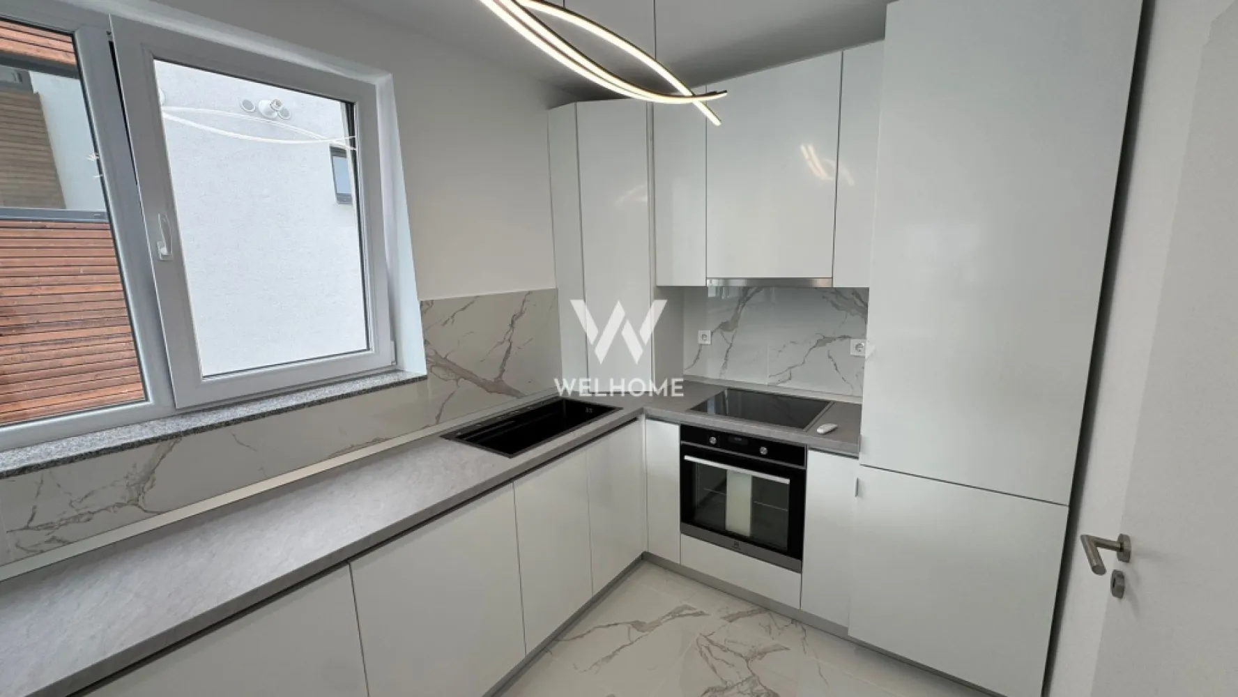 Apartament modern 3 camere - Cristian Sibiu - Apartament 3 camere, bucatarie echipata, 75 mp utili, ansamblu nou – vedere superbă spre munte 

Vă prezentăm spre vânzare un apartament total decomandat, realizat la cheie cu materiale de calitate, situat într-un ansamblu rezidențial nou, cu spații verzi generoase și doar 9 apartamente în vilă (3 pe nivel), la doar 10 minute de Sibiu.

Caracteristici principale:

Suprafață utilă: 75 mp + terasă de 13 mp, etajul 1 într-o clădire cu regim mic de înălțime, loc de parcare inclus în preț cu priveliște panoramică.spectaculoasă spre munte!

Compartimentare modernă

Living spațios cu ieșire pe terasă

Bucătărie separată, complet mobilată și dotată cu electrocasnice noi

2 dormitoare, unul cu acces pe terasă

2 băi: una cu cadă și aerisire naturala, cealaltă cu duș și aerisire ventilata.

Hol generos cu spații de depozitare

Finisaje și dotări: Apartament finisat complet, LA CHEIE, bucataria cu mobilier modern și electrocasnice noi, aer condiționat instalat, incalzire in pardoseala, centrala proprie, jaluzele electrice, pregătit pentru mutare imediată.

Locație: ansamblu nou de vile cu spații verzi, atmosferă aerisită și liniștită, la doar 10 minute de Sibiu.

Preț: 159.000 euro 

Ideal pentru locuință permanentă sau investiție datorită poziției, priveliștii și calității construcției.