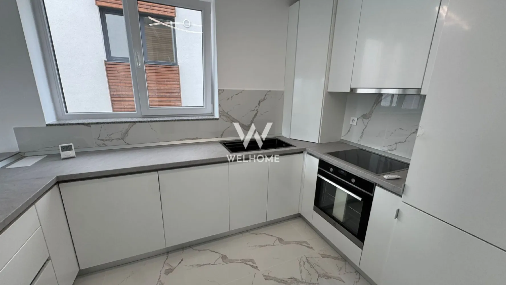 Apartament modern 3 camere - Cristian Sibiu - Apartament 3 camere, bucatarie echipata, 75 mp utili, ansamblu nou – vedere superbă spre munte 

Vă prezentăm spre vânzare un apartament total decomandat, realizat la cheie cu materiale de calitate, situat într-un ansamblu rezidențial nou, cu spații verzi generoase și doar 9 apartamente în vilă (3 pe nivel), la doar 10 minute de Sibiu.

Caracteristici principale:

Suprafață utilă: 75 mp + terasă de 13 mp, etajul 1 într-o clădire cu regim mic de înălțime, loc de parcare inclus în preț cu priveliște panoramică.spectaculoasă spre munte!

Compartimentare modernă

Living spațios cu ieșire pe terasă

Bucătărie separată, complet mobilată și dotată cu electrocasnice noi

2 dormitoare, unul cu acces pe terasă

2 băi: una cu cadă și aerisire naturala, cealaltă cu duș și aerisire ventilata.

Hol generos cu spații de depozitare

Finisaje și dotări: Apartament finisat complet, LA CHEIE, bucataria cu mobilier modern și electrocasnice noi, aer condiționat instalat, incalzire in pardoseala, centrala proprie, jaluzele electrice, pregătit pentru mutare imediată.

Locație: ansamblu nou de vile cu spații verzi, atmosferă aerisită și liniștită, la doar 10 minute de Sibiu.

Preț: 159.000 euro 

Ideal pentru locuință permanentă sau investiție datorită poziției, priveliștii și calității construcției.