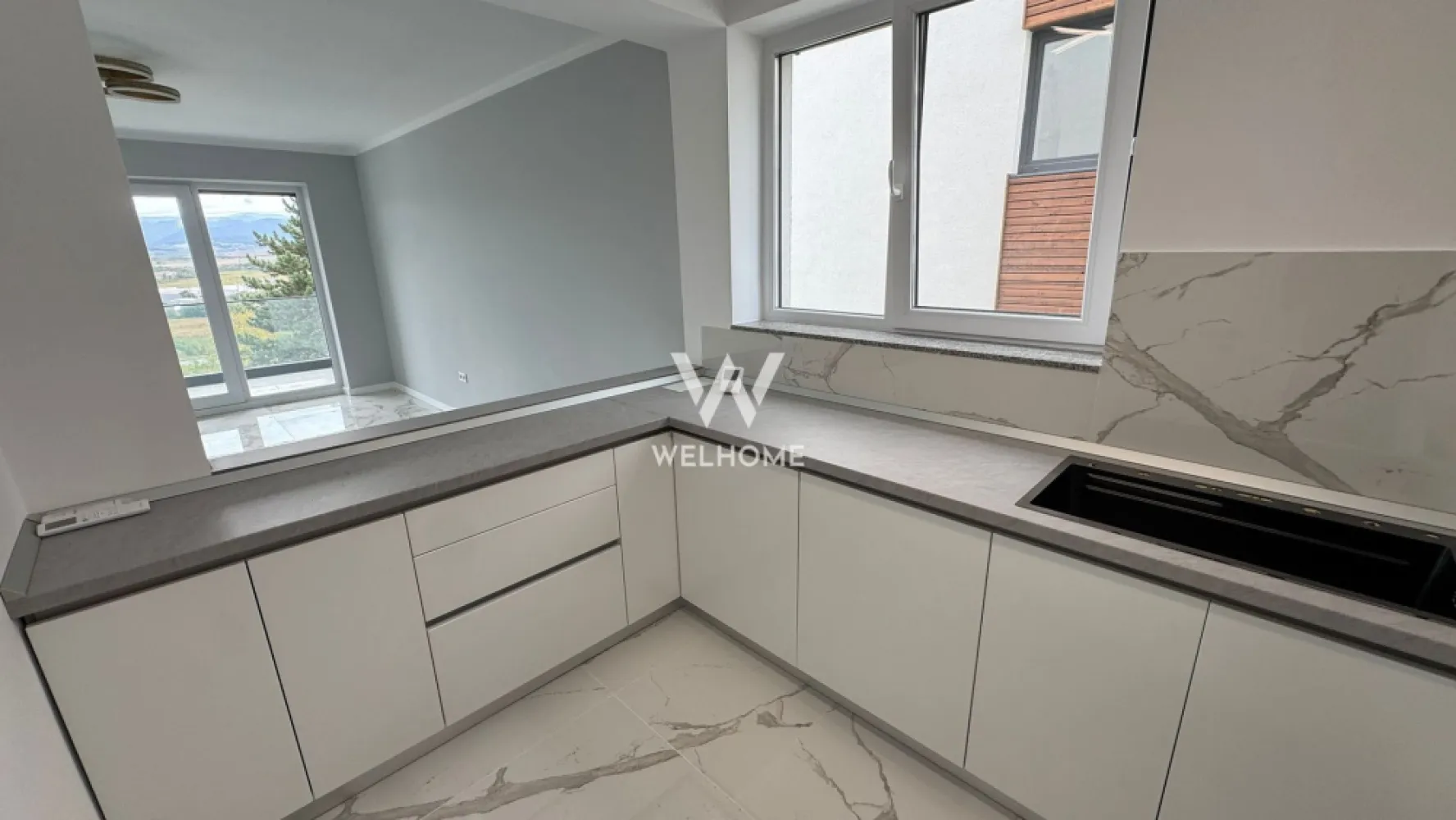 Apartament modern 3 camere - Cristian Sibiu - Apartament 3 camere, bucatarie echipata, 75 mp utili, ansamblu nou – vedere superbă spre munte 

Vă prezentăm spre vânzare un apartament total decomandat, realizat la cheie cu materiale de calitate, situat într-un ansamblu rezidențial nou, cu spații verzi generoase și doar 9 apartamente în vilă (3 pe nivel), la doar 10 minute de Sibiu.

Caracteristici principale:

Suprafață utilă: 75 mp + terasă de 13 mp, etajul 1 într-o clădire cu regim mic de înălțime, loc de parcare inclus în preț cu priveliște panoramică.spectaculoasă spre munte!

Compartimentare modernă

Living spațios cu ieșire pe terasă

Bucătărie separată, complet mobilată și dotată cu electrocasnice noi

2 dormitoare, unul cu acces pe terasă

2 băi: una cu cadă și aerisire naturala, cealaltă cu duș și aerisire ventilata.

Hol generos cu spații de depozitare

Finisaje și dotări: Apartament finisat complet, LA CHEIE, bucataria cu mobilier modern și electrocasnice noi, aer condiționat instalat, incalzire in pardoseala, centrala proprie, jaluzele electrice, pregătit pentru mutare imediată.

Locație: ansamblu nou de vile cu spații verzi, atmosferă aerisită și liniștită, la doar 10 minute de Sibiu.

Preț: 159.000 euro 

Ideal pentru locuință permanentă sau investiție datorită poziției, priveliștii și calității construcției.
