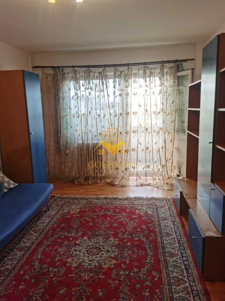 3 camere decomandate, 2 balcoane, parcare, Marasti, Aurel Vlaicu - GOLDNESS Imobiliare vă propune spre închiriere un apartament cu 3 camere complet mobilat și utilat, la etajul 3 într-un imobil de 7 etaje, în Cartierul Marasti.
Dispune de loc de parcare!
Se află în apropierea stațiilor de transport în comun, magazine, restaurante, spații verzi, farmacii, etc. 

Apartamentul este compartimentat astfel:
 - dormitor cu pat matrimonial, dulap
 - dormitor cu canapea extensibila, birou, comoda
 - dormitor cu canapea extensibila, comoda
 - bucatarie complet utilată și mobilată, loc de servit masa 
 - baie cu cada, calorifer port prosop și dulap pentru depozitare.
 - 2 balcoane de cate 2 mp.

Imobilul este dotat cu toate cele necesare- centrală proprie, frigider, aragaz, hotă, mașină de spălat haine, etc. 

Dacă sunteți interesați de acest apartament și doriți să îl vizionați, dar și pentru alte oferte nu ezitați să ne contactați telefonic sau prin e-mail. Vă stăm la dispoziție!
Pentru intermediere se percepe un comision de 50% din prețul chiriei!