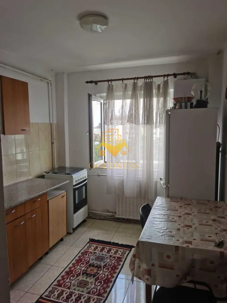 3 camere decomandate, 2 balcoane, parcare, Marasti, Aurel Vlaicu - GOLDNESS Imobiliare vă propune spre închiriere un apartament cu 3 camere complet mobilat și utilat, la etajul 3 într-un imobil de 7 etaje, în Cartierul Marasti.
Dispune de loc de parcare!
Se află în apropierea stațiilor de transport în comun, magazine, restaurante, spații verzi, farmacii, etc. 

Apartamentul este compartimentat astfel:
 - dormitor cu pat matrimonial, dulap
 - dormitor cu canapea extensibila, birou, comoda
 - dormitor cu canapea extensibila, comoda
 - bucatarie complet utilată și mobilată, loc de servit masa 
 - baie cu cada, calorifer port prosop și dulap pentru depozitare.
 - 2 balcoane de cate 2 mp.

Imobilul este dotat cu toate cele necesare- centrală proprie, frigider, aragaz, hotă, mașină de spălat haine, etc. 

Dacă sunteți interesați de acest apartament și doriți să îl vizionați, dar și pentru alte oferte nu ezitați să ne contactați telefonic sau prin e-mail. Vă stăm la dispoziție!
Pentru intermediere se percepe un comision de 50% din prețul chiriei!
