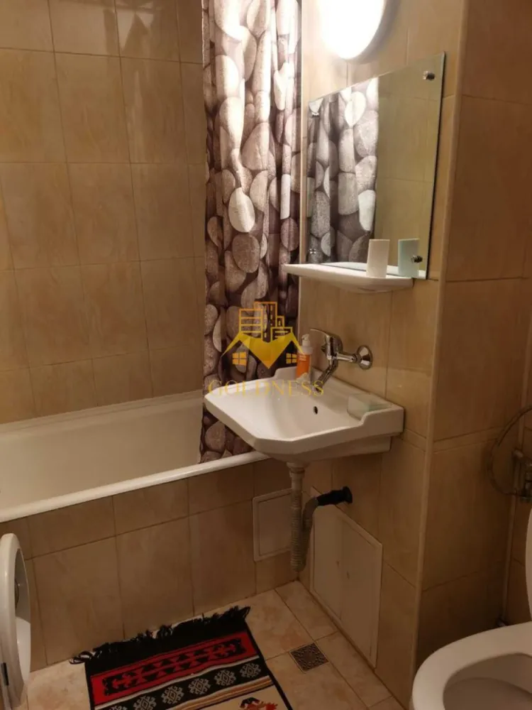 3 camere decomandate, 2 balcoane, parcare, Marasti, Aurel Vlaicu - GOLDNESS Imobiliare vă propune spre închiriere un apartament cu 3 camere complet mobilat și utilat, la etajul 3 într-un imobil de 7 etaje, în Cartierul Marasti.
Dispune de loc de parcare!
Se află în apropierea stațiilor de transport în comun, magazine, restaurante, spații verzi, farmacii, etc. 

Apartamentul este compartimentat astfel:
 - dormitor cu pat matrimonial, dulap
 - dormitor cu canapea extensibila, birou, comoda
 - dormitor cu canapea extensibila, comoda
 - bucatarie complet utilată și mobilată, loc de servit masa 
 - baie cu cada, calorifer port prosop și dulap pentru depozitare.
 - 2 balcoane de cate 2 mp.

Imobilul este dotat cu toate cele necesare- centrală proprie, frigider, aragaz, hotă, mașină de spălat haine, etc. 

Dacă sunteți interesați de acest apartament și doriți să îl vizionați, dar și pentru alte oferte nu ezitați să ne contactați telefonic sau prin e-mail. Vă stăm la dispoziție!
Pentru intermediere se percepe un comision de 50% din prețul chiriei!
