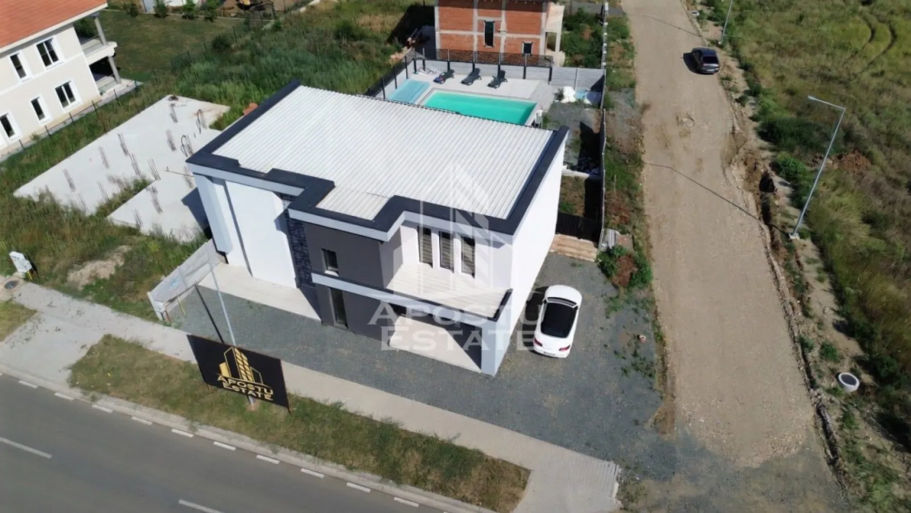 Casa de vanzare, 260 mp utili, Giarmata Mare, Timis - Agentia imobiliara APOSTU ESTATE va propune spre vanzare o vila exclusivista, aflata in curs de finalizare, conceputa pentru a raspunde celor mai exigente standarde de confort, eficienta energetica si rafinament. Prin arhitectura moderna, finisajele premium si tehnologiile integrate, aceasta proprietate ofera un stil de viata elegant si functional, fiind alegerea ideala pentru o familie care isi doreste un camin deosebit.

Caracteristici principale:
* Suprafata utila: 260 mp;
* Suprafata construita: 320 mp;
* Suprafata teren: 570 mp;
* An finalizare: 2026.

Compartimentare:
* 4 camere;
* 3 dormitoare spatioase;
* Posibilitate de amenajare a unui birou sau a unei camere suplimentare;
* Living generos cu bucatarie open-space si insula centrala;
* Baie completa cu cada si bideu;
* Baie de serviciu cu dus;
* Incapere tehnica destinata spalatoriei si echipamentelor casei;
* Terasa de aproximativ 20 mp;
* Dormitor matrimonial cu baie proprie si dressing;
* Posibilitate de amenajare a unei camere suplimentare la etaj.

Dotari si finisaje:
* Pompa de caldura hibrida Ariston 12 kW;
* Centrala termica 24 kW;
* Sistem centralizat de ventilatie cu recuperare de caldura Mitsubishi;
* Incalzire in pardoseala;
* Sistem Smart Home;
* Izolatie exterioara cu polistiren de 10 cm;
* Usa de intrare din PVC;
* Usi interioare din lemn;
* Parchet in dormitoare si la etaj;
* Gresie premium Tempini in living si bucatarie;
* Sistem de supraveghere video in curs de instalare.

Exterior:
* Curte amenajata cu gazon si iluminat ambiental;
* Piscina cu apa dulce 8,5 x 4,5 m;
* Pompa de caldura pentru piscina 15 kW;
* Sistem complet de filtrare si recirculare;
* Jacuzzi;
* Zona de gratar.

Parcare:
* 1 loc de parcare in curte;
* 5 locuri de parcare in exterior.

Vila se preda complet finisata, existand posibilitatea personalizarii mobilierului si amenajarilor interioare, astfel incat viitorul proprietar sa isi poata crea locuinta exact asa cum si-o doreste.
Daca sunteti in cautarea unei proprietati moderne, spatioase si eficiente energetic, aceasta vila reprezinta o oportunitate excelenta.
Programati o vizionare si descoperiti toate avantajele pe care aceasta proprietate premium le are de oferit!
ID: CP3231274