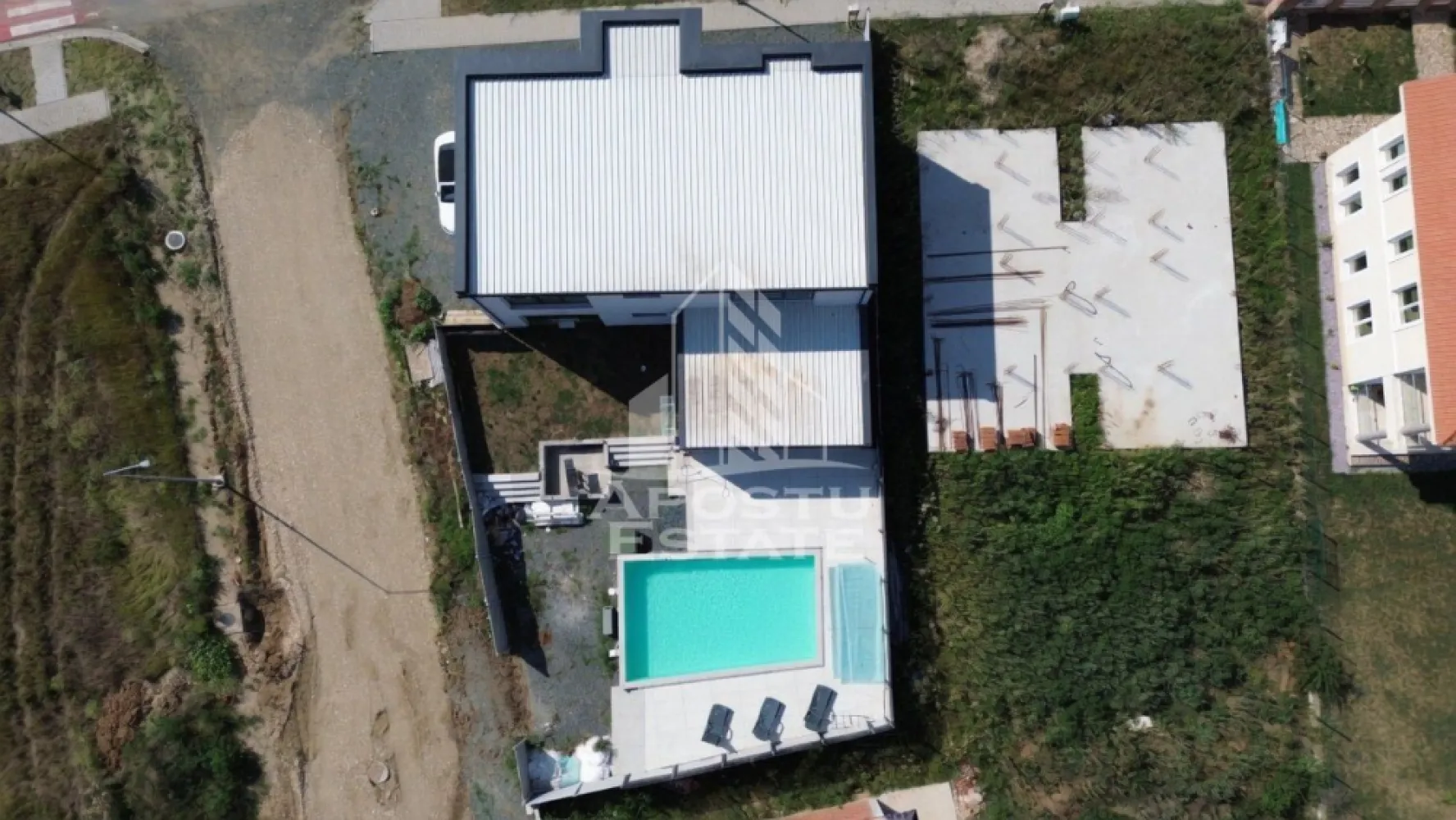 Casa de vanzare, 260 mp utili, Giarmata Mare, Timis - Agentia imobiliara APOSTU ESTATE va propune spre vanzare o vila exclusivista, aflata in curs de finalizare, conceputa pentru a raspunde celor mai exigente standarde de confort, eficienta energetica si rafinament. Prin arhitectura moderna, finisajele premium si tehnologiile integrate, aceasta proprietate ofera un stil de viata elegant si functional, fiind alegerea ideala pentru o familie care isi doreste un camin deosebit.

Caracteristici principale:
* Suprafata utila: 260 mp;
* Suprafata construita: 320 mp;
* Suprafata teren: 570 mp;
* An finalizare: 2026.

Compartimentare:
* 4 camere;
* 3 dormitoare spatioase;
* Posibilitate de amenajare a unui birou sau a unei camere suplimentare;
* Living generos cu bucatarie open-space si insula centrala;
* Baie completa cu cada si bideu;
* Baie de serviciu cu dus;
* Incapere tehnica destinata spalatoriei si echipamentelor casei;
* Terasa de aproximativ 20 mp;
* Dormitor matrimonial cu baie proprie si dressing;
* Posibilitate de amenajare a unei camere suplimentare la etaj.

Dotari si finisaje:
* Pompa de caldura hibrida Ariston 12 kW;
* Centrala termica 24 kW;
* Sistem centralizat de ventilatie cu recuperare de caldura Mitsubishi;
* Incalzire in pardoseala;
* Sistem Smart Home;
* Izolatie exterioara cu polistiren de 10 cm;
* Usa de intrare din PVC;
* Usi interioare din lemn;
* Parchet in dormitoare si la etaj;
* Gresie premium Tempini in living si bucatarie;
* Sistem de supraveghere video in curs de instalare.

Exterior:
* Curte amenajata cu gazon si iluminat ambiental;
* Piscina cu apa dulce 8,5 x 4,5 m;
* Pompa de caldura pentru piscina 15 kW;
* Sistem complet de filtrare si recirculare;
* Jacuzzi;
* Zona de gratar.

Parcare:
* 1 loc de parcare in curte;
* 5 locuri de parcare in exterior.

Vila se preda complet finisata, existand posibilitatea personalizarii mobilierului si amenajarilor interioare, astfel incat viitorul proprietar sa isi poata crea locuinta exact asa cum si-o doreste.
Daca sunteti in cautarea unei proprietati moderne, spatioase si eficiente energetic, aceasta vila reprezinta o oportunitate excelenta.
Programati o vizionare si descoperiti toate avantajele pe care aceasta proprietate premium le are de oferit!
ID: CP3231274