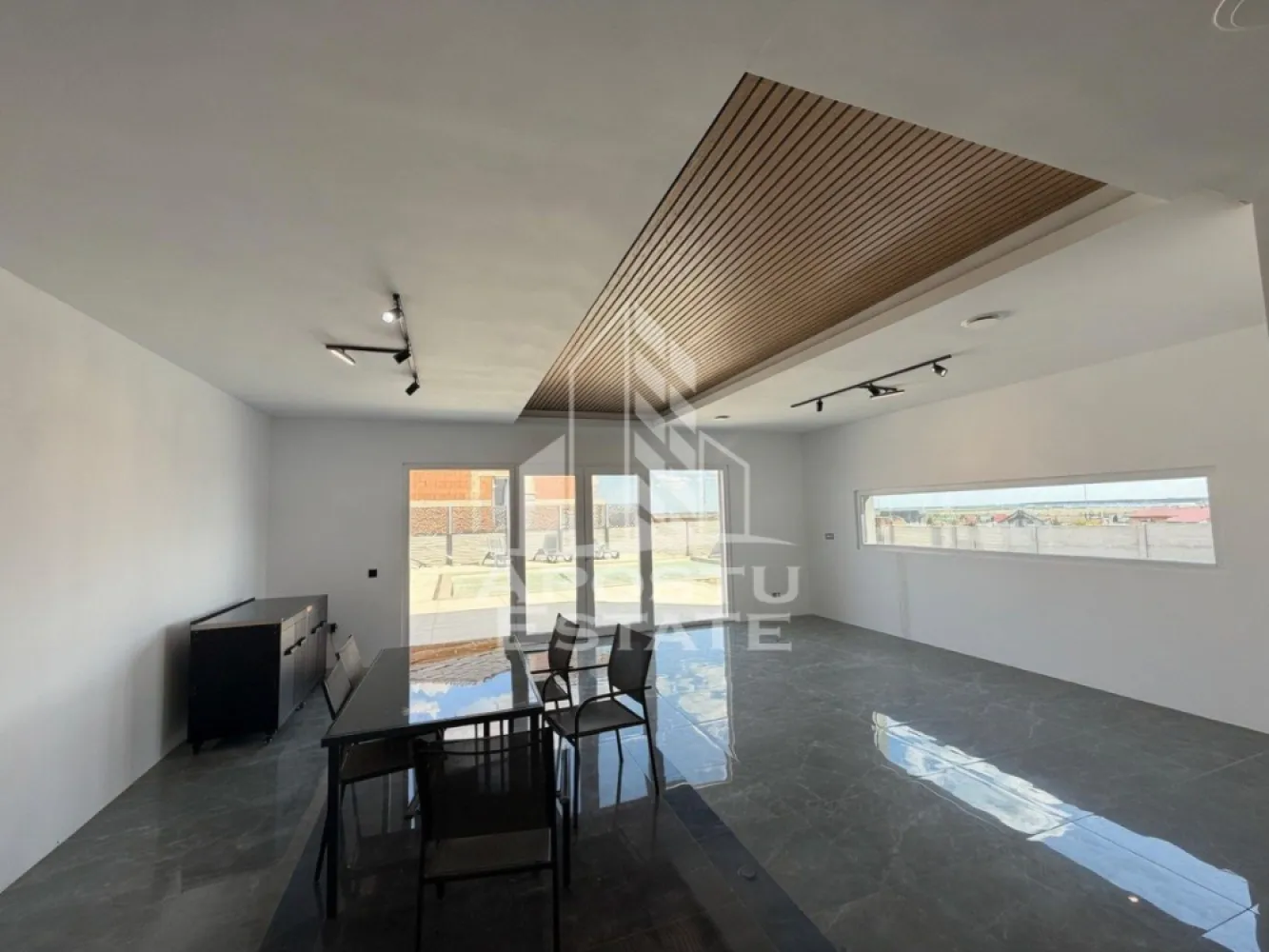 Casa de vanzare, 260 mp utili, Giarmata Mare, Timis - Agentia imobiliara APOSTU ESTATE va propune spre vanzare o vila exclusivista, aflata in curs de finalizare, conceputa pentru a raspunde celor mai exigente standarde de confort, eficienta energetica si rafinament. Prin arhitectura moderna, finisajele premium si tehnologiile integrate, aceasta proprietate ofera un stil de viata elegant si functional, fiind alegerea ideala pentru o familie care isi doreste un camin deosebit.

Caracteristici principale:
* Suprafata utila: 260 mp;
* Suprafata construita: 320 mp;
* Suprafata teren: 570 mp;
* An finalizare: 2026.

Compartimentare:
* 4 camere;
* 3 dormitoare spatioase;
* Posibilitate de amenajare a unui birou sau a unei camere suplimentare;
* Living generos cu bucatarie open-space si insula centrala;
* Baie completa cu cada si bideu;
* Baie de serviciu cu dus;
* Incapere tehnica destinata spalatoriei si echipamentelor casei;
* Terasa de aproximativ 20 mp;
* Dormitor matrimonial cu baie proprie si dressing;
* Posibilitate de amenajare a unei camere suplimentare la etaj.

Dotari si finisaje:
* Pompa de caldura hibrida Ariston 12 kW;
* Centrala termica 24 kW;
* Sistem centralizat de ventilatie cu recuperare de caldura Mitsubishi;
* Incalzire in pardoseala;
* Sistem Smart Home;
* Izolatie exterioara cu polistiren de 10 cm;
* Usa de intrare din PVC;
* Usi interioare din lemn;
* Parchet in dormitoare si la etaj;
* Gresie premium Tempini in living si bucatarie;
* Sistem de supraveghere video in curs de instalare.

Exterior:
* Curte amenajata cu gazon si iluminat ambiental;
* Piscina cu apa dulce 8,5 x 4,5 m;
* Pompa de caldura pentru piscina 15 kW;
* Sistem complet de filtrare si recirculare;
* Jacuzzi;
* Zona de gratar.

Parcare:
* 1 loc de parcare in curte;
* 5 locuri de parcare in exterior.

Vila se preda complet finisata, existand posibilitatea personalizarii mobilierului si amenajarilor interioare, astfel incat viitorul proprietar sa isi poata crea locuinta exact asa cum si-o doreste.
Daca sunteti in cautarea unei proprietati moderne, spatioase si eficiente energetic, aceasta vila reprezinta o oportunitate excelenta.
Programati o vizionare si descoperiti toate avantajele pe care aceasta proprietate premium le are de oferit!
ID: CP3231274