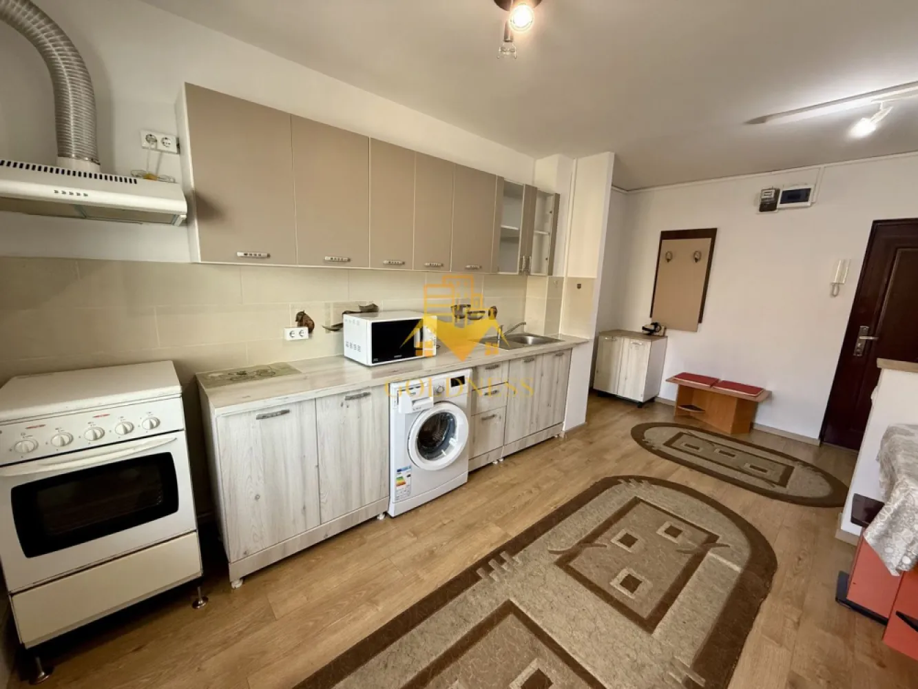 2 camere decomandate, balcon, Zorilor, Golden Tulip, UTCN, Profi - GOLDNESS Imobiliare vă propune spre închiriere un apartament cu 2 camere complet mobilat și utilat, la etajul 4 într-un imobil de 4 etaje, în Cartierul Zorilor .
Se poate parca prin zona
Se află în apropierea stațiilor de transport în comun, magazine, restaurante, spații verzi, farmacii, etc. 

Apartamentul este compartimentat astfel:
 - dormitor cu pat matrimonial, dressing
 - dormitor cu pat matrimonial, dressing
 - bucatarie complet utilată și mobilată, loc de servit masa 
 - baie cu cada, calorifer port prosop și dulap pentru depozitare.
 - balcon de 6 mp.

Imobilul este dotat cu toate cele necesare- centrală proprie, frigider, aragaz, hotă, mașină de spălat haine, etc. 

Dacă sunteți interesați de acest apartament și doriți să îl vizionați, dar și pentru alte oferte nu ezitați să ne contactați telefonic sau prin e-mail. Vă stăm la dispoziție!
Pentru intermediere se percepe un comision de 50% din prețul chiriei!