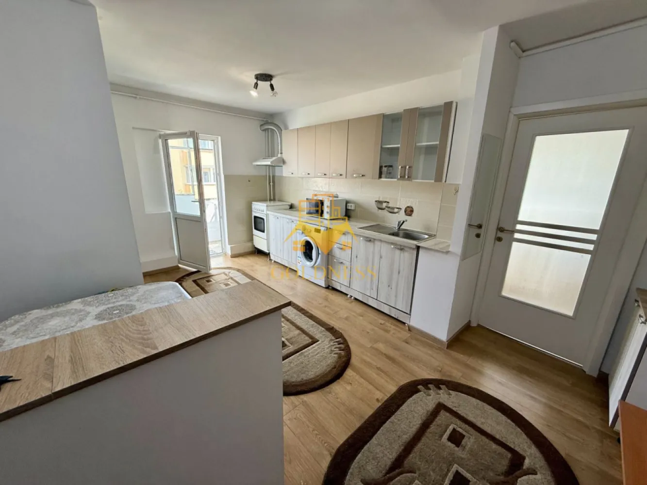 2 camere decomandate, balcon, Zorilor, Golden Tulip, UTCN, Profi - GOLDNESS Imobiliare vă propune spre închiriere un apartament cu 2 camere complet mobilat și utilat, la etajul 4 într-un imobil de 4 etaje, în Cartierul Zorilor .
Se poate parca prin zona
Se află în apropierea stațiilor de transport în comun, magazine, restaurante, spații verzi, farmacii, etc. 

Apartamentul este compartimentat astfel:
 - dormitor cu pat matrimonial, dressing
 - dormitor cu pat matrimonial, dressing
 - bucatarie complet utilată și mobilată, loc de servit masa 
 - baie cu cada, calorifer port prosop și dulap pentru depozitare.
 - balcon de 6 mp.

Imobilul este dotat cu toate cele necesare- centrală proprie, frigider, aragaz, hotă, mașină de spălat haine, etc. 

Dacă sunteți interesați de acest apartament și doriți să îl vizionați, dar și pentru alte oferte nu ezitați să ne contactați telefonic sau prin e-mail. Vă stăm la dispoziție!
Pentru intermediere se percepe un comision de 50% din prețul chiriei!