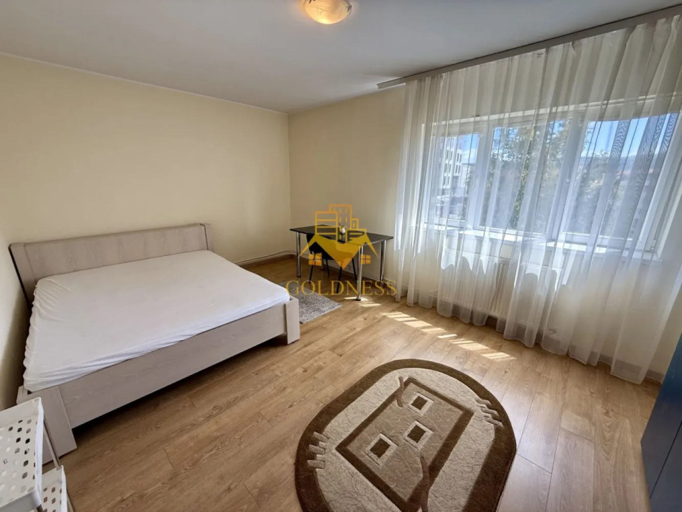 2 camere decomandate, balcon, Zorilor, Golden Tulip, UTCN, Profi - GOLDNESS Imobiliare vă propune spre închiriere un apartament cu 2 camere complet mobilat și utilat, la etajul 4 într-un imobil de 4 etaje, în Cartierul Zorilor .
Se poate parca prin zona
Se află în apropierea stațiilor de transport în comun, magazine, restaurante, spații verzi, farmacii, etc. 

Apartamentul este compartimentat astfel:
 - dormitor cu pat matrimonial, dressing
 - dormitor cu pat matrimonial, dressing
 - bucatarie complet utilată și mobilată, loc de servit masa 
 - baie cu cada, calorifer port prosop și dulap pentru depozitare.
 - balcon de 6 mp.

Imobilul este dotat cu toate cele necesare- centrală proprie, frigider, aragaz, hotă, mașină de spălat haine, etc. 

Dacă sunteți interesați de acest apartament și doriți să îl vizionați, dar și pentru alte oferte nu ezitați să ne contactați telefonic sau prin e-mail. Vă stăm la dispoziție!
Pentru intermediere se percepe un comision de 50% din prețul chiriei!