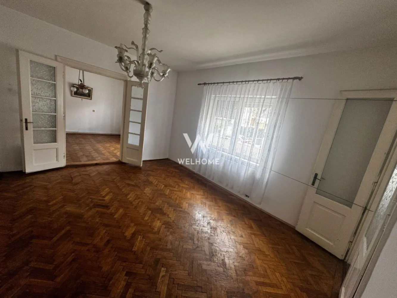Casa individuala, teren 900mp, Sibiu - Va prezentam o casa individuala situata intr-o zona foarte bine cotata a Sibiului, Calea Dumbravii/ Bulevardul Vasile Milea.

Suprafata utila: 159mp
Suprafata teren: 900mp
Curte libera: aprox 700mp 

Compartimentare (vezi schita):5 camere spatioase, 2 bucatarii, 2 bai, camara, debara, antreu, pod, pivnita
2 intrari cu acces auto 
De asemenea in curtea din spate este amenajata o veranda din care se face si accesul inn pivnita. 
O proprietate bine amplasata cu un potential foarte mare. Este locuibila insa necesita modernizare. Merita vazuta!

Se pune la dispozitie si certificat de urbanism. Regim de inaltime acceptat: D+P+E+M

Pret: 599000 euro 
Detalii si vizionari: 0752.088.381- Roxana