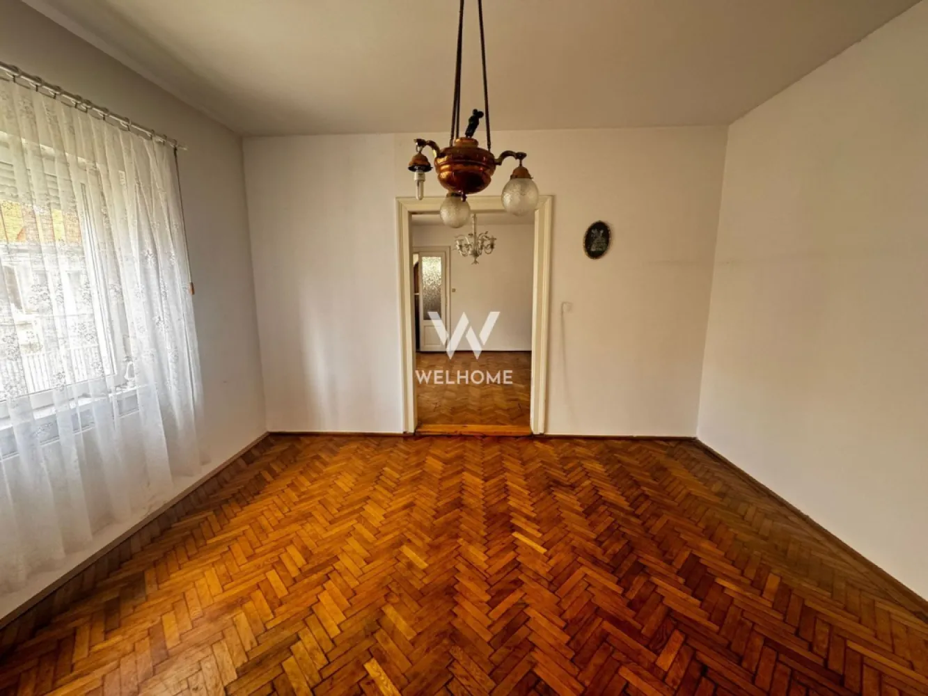 Casa individuala, teren 900mp, Sibiu - Va prezentam o casa individuala situata intr-o zona foarte bine cotata a Sibiului, Calea Dumbravii/ Bulevardul Vasile Milea.

Suprafata utila: 159mp
Suprafata teren: 900mp
Curte libera: aprox 700mp 

Compartimentare (vezi schita):5 camere spatioase, 2 bucatarii, 2 bai, camara, debara, antreu, pod, pivnita
2 intrari cu acces auto 
De asemenea in curtea din spate este amenajata o veranda din care se face si accesul inn pivnita. 
O proprietate bine amplasata cu un potential foarte mare. Este locuibila insa necesita modernizare. Merita vazuta!

Se pune la dispozitie si certificat de urbanism. Regim de inaltime acceptat: D+P+E+M

Pret: 599000 euro 
Detalii si vizionari: 0752.088.381- Roxana
