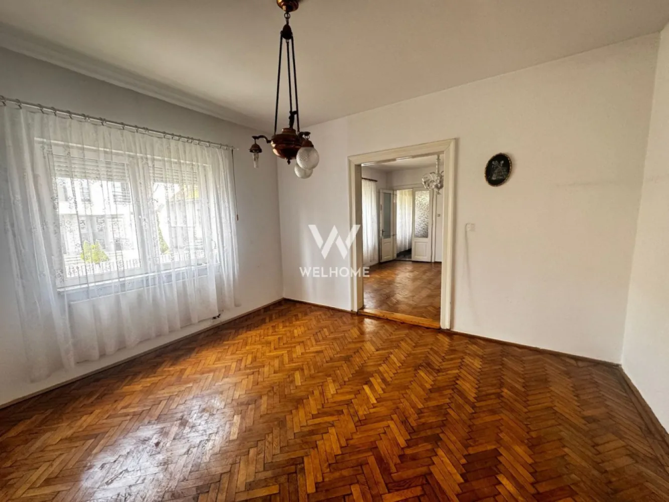 Casa individuala, teren 900mp, Sibiu - Va prezentam o casa individuala situata intr-o zona foarte bine cotata a Sibiului, Calea Dumbravii/ Bulevardul Vasile Milea.

Suprafata utila: 159mp
Suprafata teren: 900mp
Curte libera: aprox 700mp 

Compartimentare (vezi schita):5 camere spatioase, 2 bucatarii, 2 bai, camara, debara, antreu, pod, pivnita
2 intrari cu acces auto 
De asemenea in curtea din spate este amenajata o veranda din care se face si accesul inn pivnita. 
O proprietate bine amplasata cu un potential foarte mare. Este locuibila insa necesita modernizare. Merita vazuta!

Se pune la dispozitie si certificat de urbanism. Regim de inaltime acceptat: D+P+E+M

Pret: 599000 euro 
Detalii si vizionari: 0752.088.381- Roxana