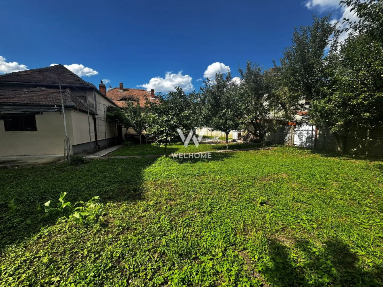 Casa individuala, teren 900mp, Sibiu - Va prezentam o casa individuala situata intr-o zona foarte bine cotata a Sibiului, Calea Dumbravii/ Bulevardul Vasile Milea.

Suprafata utila: 159mp
Suprafata teren: 900mp
Curte libera: aprox 700mp 

Compartimentare (vezi schita):5 camere spatioase, 2 bucatarii, 2 bai, camara, debara, antreu, pod, pivnita
2 intrari cu acces auto 
De asemenea in curtea din spate este amenajata o veranda din care se face si accesul inn pivnita. 
O proprietate bine amplasata cu un potential foarte mare. Este locuibila insa necesita modernizare. Merita vazuta!

Se pune la dispozitie si certificat de urbanism. Regim de inaltime acceptat: D+P+E+M

Pret: 599000 euro 
Detalii si vizionari: 0752.088.381- Roxana