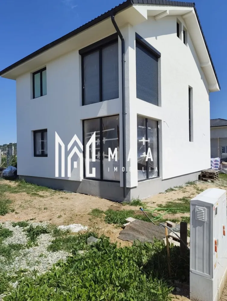 Casă 4 camere | 125MPU | Cristian - MAAC Imobiliare vă propune spre vânzare o casă individuală nouă, construită cu materiale premium care oferă un nivel ridicat de confort, situată în Cristian, zona Sere, cu acces rapid către Sibiu, DN1 și autostradă.

Această proprietate reprezintă alegerea ideală pentru o familie care își dorește o locuință spațioasă, modernă și eficientă, amplasată într-o zonă liniștită, dar foarte bine conectată la oraș.

Detalii generale:
 • Regim de înălțime: Parter + Etaj + Pod
 • Suprafață utilă: 124 mp
 • Suprafață teren: 310 mp
 • Curte liberă + grădină: 235 mp
 • Terasă: 12,5 mp
 • Front stradal: 16,09 m
 • Construcție din cărămidă (an 2026)

Compartimentare:
 • 4 camere decomandate
 • 2 băi
 • bucătărie închisă
 • 2 holuri
 • scară interioară
 • terasă

Dotări și avantaje:
 • centrală termică Viessmann
 • încălzire în pardoseală pe ambele niveluri
 • sistem de climatizare complet
 • șemineu inclus în preț
 • sistem de supraveghere video
 • izolație cu vată bazaltică de 100 mm
 • construcție din cărămidă Porotherm
 • acoperiș cu țiglă Bramac, izolat
 • tâmplărie PVC Salamander GreenEvo 76
 • geam termopan 40 mm
 • feronerie Roto
 • utilități complete: curent, apă, canalizare, gaz
 • curte pavată cu acces auto
 • acces rapid către DN1 și autostradă

Predare:
 • la cheie (interior + exterior)
 • termen estimat: noiembrie – decembrie 2026

Preț:
245.000 € predare la alb
275.000 € predare la cheie

Pentru mai multe detalii sau pentru programarea unei vizionări, vă rugăm să ne contactați și să menționați ID: CP3021818