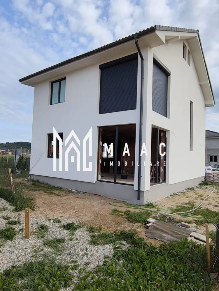 Casă 4 camere | 125MPU | Cristian - MAAC Imobiliare vă propune spre vânzare o casă individuală nouă, construită cu materiale premium care oferă un nivel ridicat de confort, situată în Cristian, zona Sere, cu acces rapid către Sibiu, DN1 și autostradă.

Această proprietate reprezintă alegerea ideală pentru o familie care își dorește o locuință spațioasă, modernă și eficientă, amplasată într-o zonă liniștită, dar foarte bine conectată la oraș.

Detalii generale:
 • Regim de înălțime: Parter + Etaj + Pod
 • Suprafață utilă: 124 mp
 • Suprafață teren: 310 mp
 • Curte liberă + grădină: 235 mp
 • Terasă: 12,5 mp
 • Front stradal: 16,09 m
 • Construcție din cărămidă (an 2026)

Compartimentare:
 • 4 camere decomandate
 • 2 băi
 • bucătărie închisă
 • 2 holuri
 • scară interioară
 • terasă

Dotări și avantaje:
 • centrală termică Viessmann
 • încălzire în pardoseală pe ambele niveluri
 • sistem de climatizare complet
 • șemineu inclus în preț
 • sistem de supraveghere video
 • izolație cu vată bazaltică de 100 mm
 • construcție din cărămidă Porotherm
 • acoperiș cu țiglă Bramac, izolat
 • tâmplărie PVC Salamander GreenEvo 76
 • geam termopan 40 mm
 • feronerie Roto
 • utilități complete: curent, apă, canalizare, gaz
 • curte pavată cu acces auto
 • acces rapid către DN1 și autostradă

Predare:
 • la cheie (interior + exterior)
 • termen estimat: noiembrie – decembrie 2026

Preț:
245.000 € predare la alb
275.000 € predare la cheie

Pentru mai multe detalii sau pentru programarea unei vizionări, vă rugăm să ne contactați și să menționați ID: CP3021818