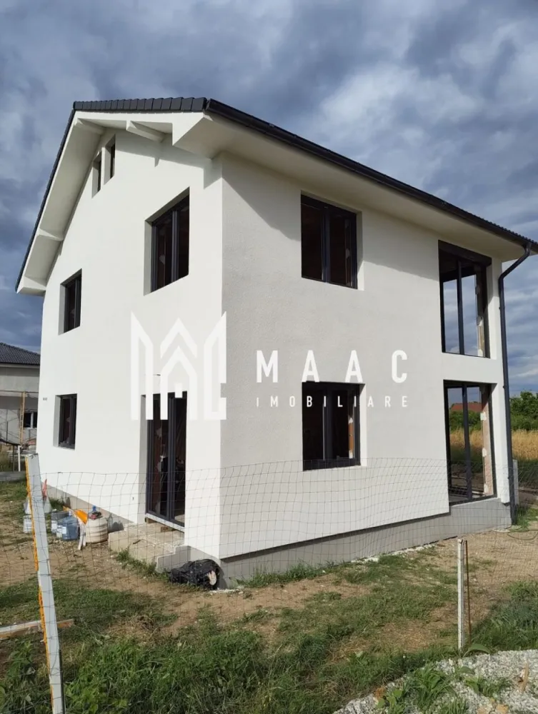 Casă 4 camere | 125MPU | Cristian - MAAC Imobiliare vă propune spre vânzare o casă individuală nouă, construită cu materiale premium care oferă un nivel ridicat de confort, situată în Cristian, zona Sere, cu acces rapid către Sibiu, DN1 și autostradă.

Această proprietate reprezintă alegerea ideală pentru o familie care își dorește o locuință spațioasă, modernă și eficientă, amplasată într-o zonă liniștită, dar foarte bine conectată la oraș.

Detalii generale:
 • Regim de înălțime: Parter + Etaj + Pod
 • Suprafață utilă: 124 mp
 • Suprafață teren: 310 mp
 • Curte liberă + grădină: 235 mp
 • Terasă: 12,5 mp
 • Front stradal: 16,09 m
 • Construcție din cărămidă (an 2026)

Compartimentare:
 • 4 camere decomandate
 • 2 băi
 • bucătărie închisă
 • 2 holuri
 • scară interioară
 • terasă

Dotări și avantaje:
 • centrală termică Viessmann
 • încălzire în pardoseală pe ambele niveluri
 • sistem de climatizare complet
 • șemineu inclus în preț
 • sistem de supraveghere video
 • izolație cu vată bazaltică de 100 mm
 • construcție din cărămidă Porotherm
 • acoperiș cu țiglă Bramac, izolat
 • tâmplărie PVC Salamander GreenEvo 76
 • geam termopan 40 mm
 • feronerie Roto
 • utilități complete: curent, apă, canalizare, gaz
 • curte pavată cu acces auto
 • acces rapid către DN1 și autostradă

Predare:
 • la cheie (interior + exterior)
 • termen estimat: noiembrie – decembrie 2026

Preț:
245.000 € predare la alb
275.000 € predare la cheie

Pentru mai multe detalii sau pentru programarea unei vizionări, vă rugăm să ne contactați și să menționați ID: CP3021818