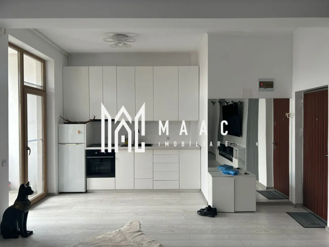Apartament 2 camere I 55 mpu I Utilat I Parcare I Șelimbăr - MAAC Imobiliare propune spre vânzare un apartament situat chiar lângă mall-ul din Șelimbăr, o zonă excelentă atât pentru locuință proprie, cât și pentru investiție. 

Detalii apartament:
- suprafață utilă: 55 mp
- etaj: 1
- an construcție: 2021
- loc de parcare: inclus, amplasat sub balconul dormitorului

Compartimentare:
- living cu bucătărie open space
- dormitor
- baie
- 2 balcoane

Locuința este complet mobilată și utilată, cu electrocasnice noi, încă în garanție, televizoare OLED( unul de 195 cm), mobilier de bucătărie din MDF și mobilier pe comandă din lemn masiv în dormitor. Ușile interioare sunt de asemenea din lemn masiv, ceea ce conferă un plus de calitate și durabilitate. Spațiile sunt bine delimitate, iar zona este liniștită, cu toate facilitățile la îndemână.

Apartamentul se vinde exact cum se vede în poze, complet mobilat și utilat, fiind o variantă excelentă pentru cei care caută confort și accesibilitate într-o zonă premium.

Pentru mai multe detalii și pentru a programa o vizionare, contactați MAAC Imobiliare specificând ID CP2907622.