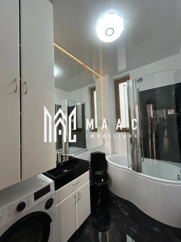 Apartament 2 camere I 55 mpu I Utilat I Parcare I Șelimbăr - MAAC Imobiliare propune spre vânzare un apartament situat chiar lângă mall-ul din Șelimbăr, o zonă excelentă atât pentru locuință proprie, cât și pentru investiție. 

Detalii apartament:
- suprafață utilă: 55 mp
- etaj: 1
- an construcție: 2021
- loc de parcare: inclus, amplasat sub balconul dormitorului

Compartimentare:
- living cu bucătărie open space
- dormitor
- baie
- 2 balcoane

Locuința este complet mobilată și utilată, cu electrocasnice noi, încă în garanție, televizoare OLED( unul de 195 cm), mobilier de bucătărie din MDF și mobilier pe comandă din lemn masiv în dormitor. Ușile interioare sunt de asemenea din lemn masiv, ceea ce conferă un plus de calitate și durabilitate. Spațiile sunt bine delimitate, iar zona este liniștită, cu toate facilitățile la îndemână.

Apartamentul se vinde exact cum se vede în poze, complet mobilat și utilat, fiind o variantă excelentă pentru cei care caută confort și accesibilitate într-o zonă premium.

Pentru mai multe detalii și pentru a programa o vizionare, contactați MAAC Imobiliare specificând ID CP2907622.