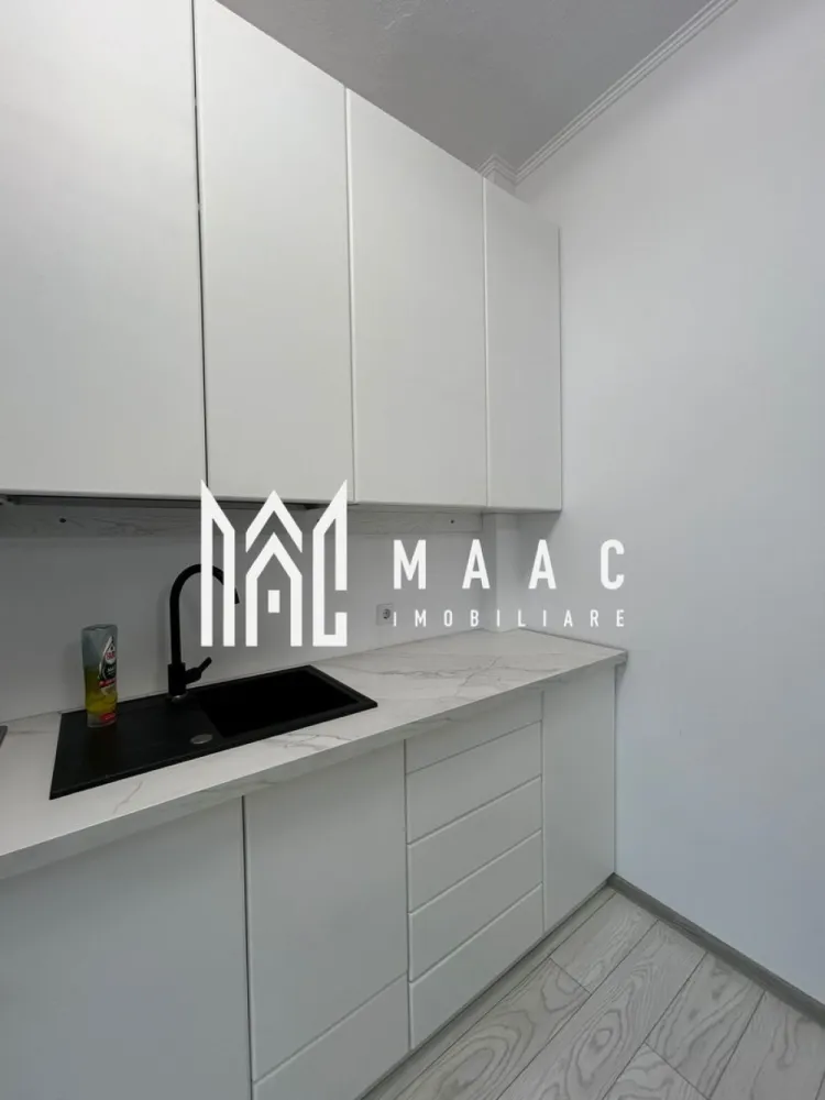 Apartament 2 camere I 55 mpu I Utilat I Parcare I Șelimbăr - MAAC Imobiliare propune spre vânzare un apartament situat chiar lângă mall-ul din Șelimbăr, o zonă excelentă atât pentru locuință proprie, cât și pentru investiție. 

Detalii apartament:
- suprafață utilă: 55 mp
- etaj: 1
- an construcție: 2021
- loc de parcare: inclus, amplasat sub balconul dormitorului

Compartimentare:
- living cu bucătărie open space
- dormitor
- baie
- 2 balcoane

Locuința este complet mobilată și utilată, cu electrocasnice noi, încă în garanție, televizoare OLED( unul de 195 cm), mobilier de bucătărie din MDF și mobilier pe comandă din lemn masiv în dormitor. Ușile interioare sunt de asemenea din lemn masiv, ceea ce conferă un plus de calitate și durabilitate. Spațiile sunt bine delimitate, iar zona este liniștită, cu toate facilitățile la îndemână.

Apartamentul se vinde exact cum se vede în poze, complet mobilat și utilat, fiind o variantă excelentă pentru cei care caută confort și accesibilitate într-o zonă premium.

Pentru mai multe detalii și pentru a programa o vizionare, contactați MAAC Imobiliare specificând ID CP2907622.