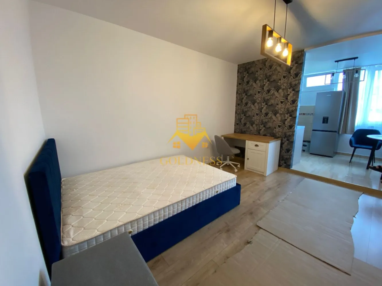 Garsoniera modernă, Iulius Mall, FSEGA, Gheorgheni, Parcare - GOLDNESS Imobiliare vă propune spre închiriere o garsoniera cu 1 camera complet mobilat și utilat, la etajul 9 într-un imobil de 10 etaje, cu lift, în Cartierul Gheorgheni, Zona Detunata.
Dispune de loc de parcare!
Se află în apropierea stațiilor de transport în comun, magazine, restaurante, spații verzi, farmacii, etc. 

Apartamentul este compartimentat astfel:
- dormitor cu o canapea extensibila, dressing, noptiere, birou 
- bucatarie complet utilată și mobilată, loc de servit masa 
- baie cu cabina de dus, calorifer port prosop și dulap pentru depozitare.

Imobilul este dotat cu toate cele necesare- termoficare, frigider, aragaz, hotă, mașină de spălat haine, etc. 

Dacă sunteți interesați de acest apartament și doriți să îl vizionați, dar și pentru alte oferte nu ezitați să ne contactați telefonic sau prin e-mail. Vă stăm la dispoziție!
Pentru intermediere se percepe un comision de 50% din prețul chiriei!
