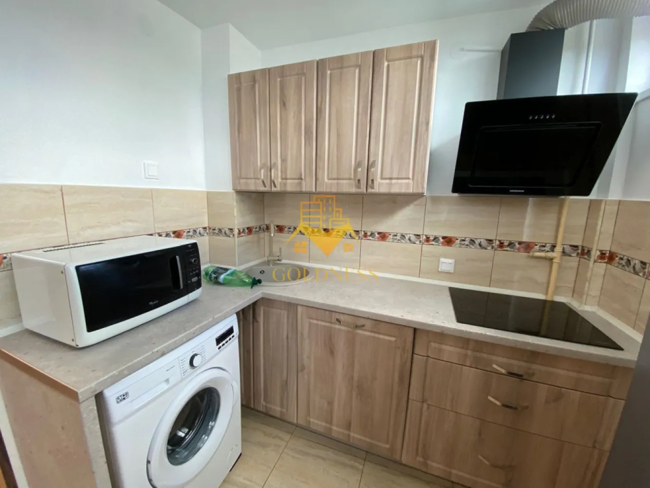 Garsoniera modernă, Iulius Mall, FSEGA, Gheorgheni, Parcare - GOLDNESS Imobiliare vă propune spre închiriere o garsoniera cu 1 camera complet mobilat și utilat, la etajul 9 într-un imobil de 10 etaje, cu lift, în Cartierul Gheorgheni, Zona Detunata.
Dispune de loc de parcare!
Se află în apropierea stațiilor de transport în comun, magazine, restaurante, spații verzi, farmacii, etc. 

Apartamentul este compartimentat astfel:
- dormitor cu o canapea extensibila, dressing, noptiere, birou 
- bucatarie complet utilată și mobilată, loc de servit masa 
- baie cu cabina de dus, calorifer port prosop și dulap pentru depozitare.

Imobilul este dotat cu toate cele necesare- termoficare, frigider, aragaz, hotă, mașină de spălat haine, etc. 

Dacă sunteți interesați de acest apartament și doriți să îl vizionați, dar și pentru alte oferte nu ezitați să ne contactați telefonic sau prin e-mail. Vă stăm la dispoziție!
Pentru intermediere se percepe un comision de 50% din prețul chiriei!