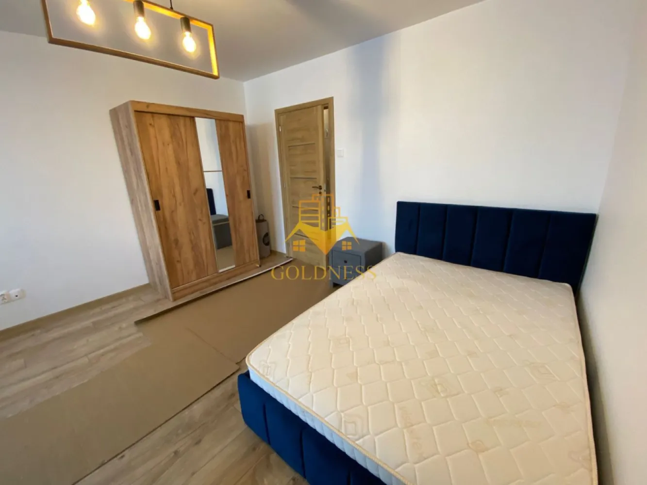 Garsoniera modernă, Iulius Mall, FSEGA, Gheorgheni, Parcare - GOLDNESS Imobiliare vă propune spre închiriere o garsoniera cu 1 camera complet mobilat și utilat, la etajul 9 într-un imobil de 10 etaje, cu lift, în Cartierul Gheorgheni, Zona Detunata.
Dispune de loc de parcare!
Se află în apropierea stațiilor de transport în comun, magazine, restaurante, spații verzi, farmacii, etc. 

Apartamentul este compartimentat astfel:
- dormitor cu o canapea extensibila, dressing, noptiere, birou 
- bucatarie complet utilată și mobilată, loc de servit masa 
- baie cu cabina de dus, calorifer port prosop și dulap pentru depozitare.

Imobilul este dotat cu toate cele necesare- termoficare, frigider, aragaz, hotă, mașină de spălat haine, etc. 

Dacă sunteți interesați de acest apartament și doriți să îl vizionați, dar și pentru alte oferte nu ezitați să ne contactați telefonic sau prin e-mail. Vă stăm la dispoziție!
Pentru intermediere se percepe un comision de 50% din prețul chiriei!