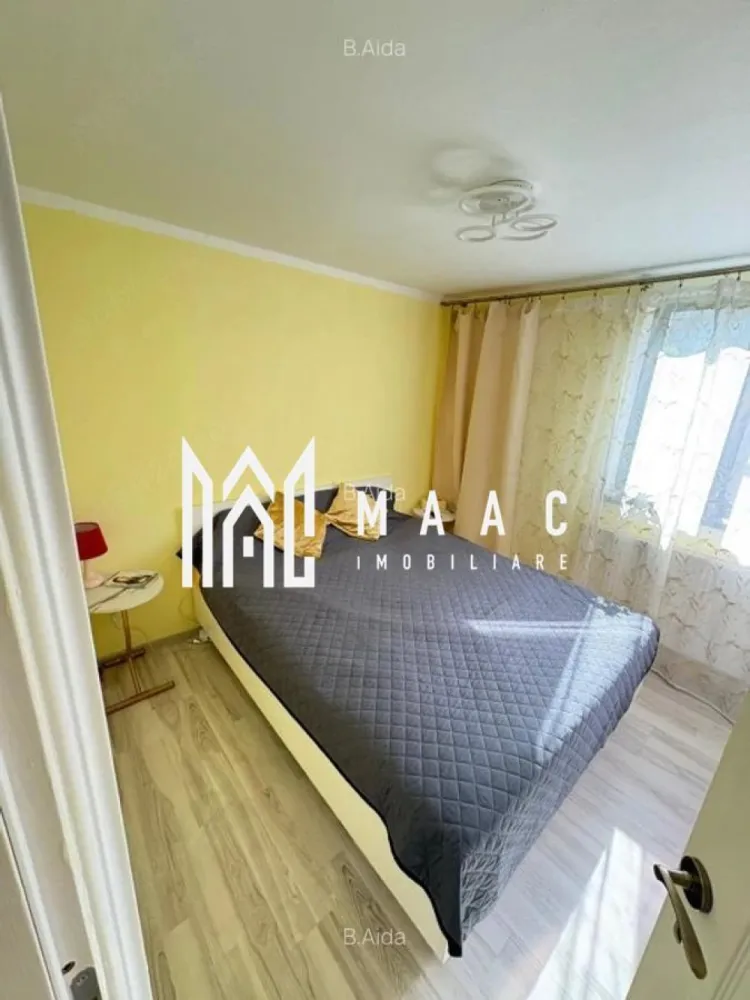 Apartament 2 camere | Nord, Râmnicu Vâlcea | 29 mp, mobilat - Apartament cu 2 camere de vânzare în zona Nord din Râmnicu Vâlcea, renovat, cu 29 mp utili, situat la etajul 3 din 4. Se vinde complet mobilat și utilat, cu disponibilitate imediată.

Detalii proprietate:
• Suprafață utilă: 29 mp
• Suprafață construită: 34,8 mp
• Compartimentare: decomandat
• Configurație: living, dormitor, bucătărie, baie și hol
• Etaj 3 din 4, bloc finalizat în 1977
• Stare interioară: renovat
• Baie renovată complet, inclusiv instalația sanitară
• Ferestre tripan cu tâmplărie PVC
• Confort 1

În fața imobilului este un parc, iar în apropiere se află magazine, piață, stații de transport în comun și grădinițe.

Contactează echipa MAAC pentru detalii despre acte și programarea unei vizionări.
Cod anunț: CP3233147

Conținut optimizat cu AI, aprobat de agent uman.