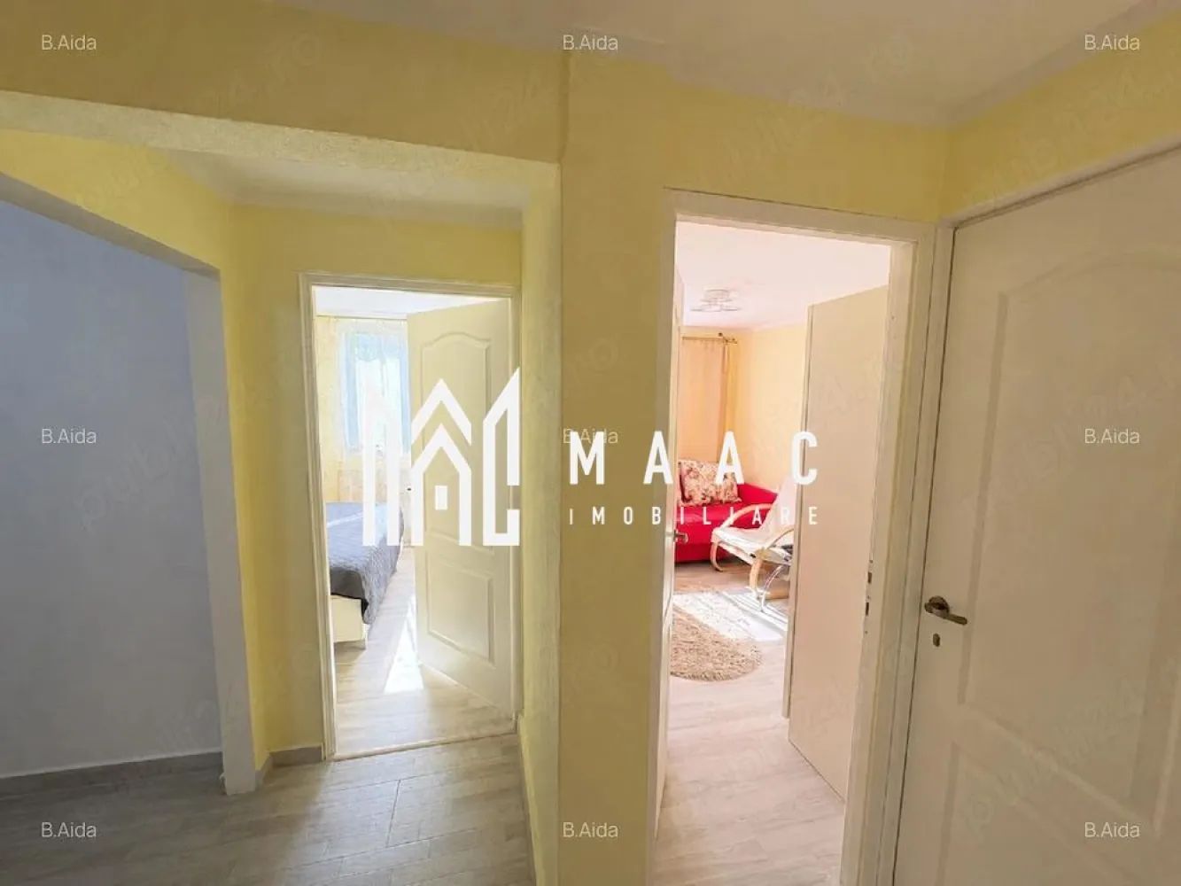 Apartament 2 camere | Nord, Râmnicu Vâlcea | 29 mp, mobilat - Apartament cu 2 camere de vânzare în zona Nord din Râmnicu Vâlcea, renovat, cu 29 mp utili, situat la etajul 3 din 4. Se vinde complet mobilat și utilat, cu disponibilitate imediată.

Detalii proprietate:
• Suprafață utilă: 29 mp
• Suprafață construită: 34,8 mp
• Compartimentare: decomandat
• Configurație: living, dormitor, bucătărie, baie și hol
• Etaj 3 din 4, bloc finalizat în 1977
• Stare interioară: renovat
• Baie renovată complet, inclusiv instalația sanitară
• Ferestre tripan cu tâmplărie PVC
• Confort 1

În fața imobilului este un parc, iar în apropiere se află magazine, piață, stații de transport în comun și grădinițe.

Contactează echipa MAAC pentru detalii despre acte și programarea unei vizionări.
Cod anunț: CP3233147

Conținut optimizat cu AI, aprobat de agent uman.