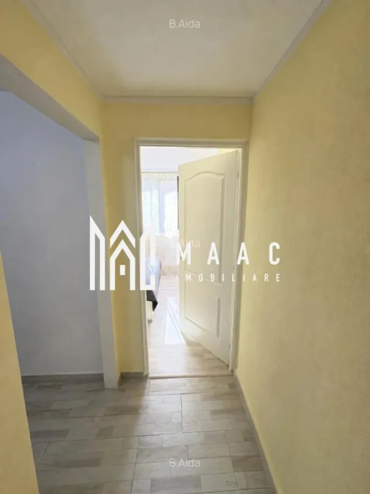 Apartament 2 camere | Nord, Râmnicu Vâlcea | 29 mp, mobilat - Apartament cu 2 camere de vânzare în zona Nord din Râmnicu Vâlcea, renovat, cu 29 mp utili, situat la etajul 3 din 4. Se vinde complet mobilat și utilat, cu disponibilitate imediată.

Detalii proprietate:
• Suprafață utilă: 29 mp
• Suprafață construită: 34,8 mp
• Compartimentare: decomandat
• Configurație: living, dormitor, bucătărie, baie și hol
• Etaj 3 din 4, bloc finalizat în 1977
• Stare interioară: renovat
• Baie renovată complet, inclusiv instalația sanitară
• Ferestre tripan cu tâmplărie PVC
• Confort 1

În fața imobilului este un parc, iar în apropiere se află magazine, piață, stații de transport în comun și grădinițe.

Contactează echipa MAAC pentru detalii despre acte și programarea unei vizionări.
Cod anunț: CP3233147

Conținut optimizat cu AI, aprobat de agent uman.
