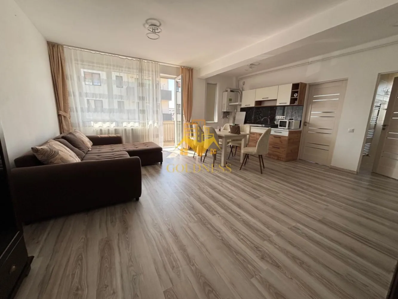 2 camere, modern, terasa, parcare, Urusaului, Terra, Floresti - GOLDNESS Imobiliare vă propune spre închiriere un apartament cu o camera complet mobilat și utilat, la etajul 2 într-un imobil de 5 etaje, în cartierul Terra, Florești.
 Apartamentul este compartimentat astfel:
- living cu bucatarie open-space complet utilată, canapea extensibla, loc de servit masa.
- dormitor cu pat matrimonial, spatiu pentru depozitare, noptiere.
- baie cu cabina de dus calorifer port prosop inox și dulap pentru depozitare.
- terasa de 10 mp.

Imobilul este dotat cu toate cele necesare- centrală proprie, mașină de spălat haine, frigider, plită electrică, hotă, etc.
Se află în apropierea stațiilor de transport în comun, magazine, restaurante, spații verzi, farmacii, etc.
Se poate inchiria parcare cu 30 euro!

Dacă sunteți interesați de acest apartament și doriți să îl vizionați, dar și pentru alte oferte sau detalii nu ezitați să ne contactați telefonic sau prin e-mail - goldnessimobiliare@gmail.com. Vă stăm la dispoziție!
Pentru intermediere se percepe un comision de 50% din prețul chiriei!