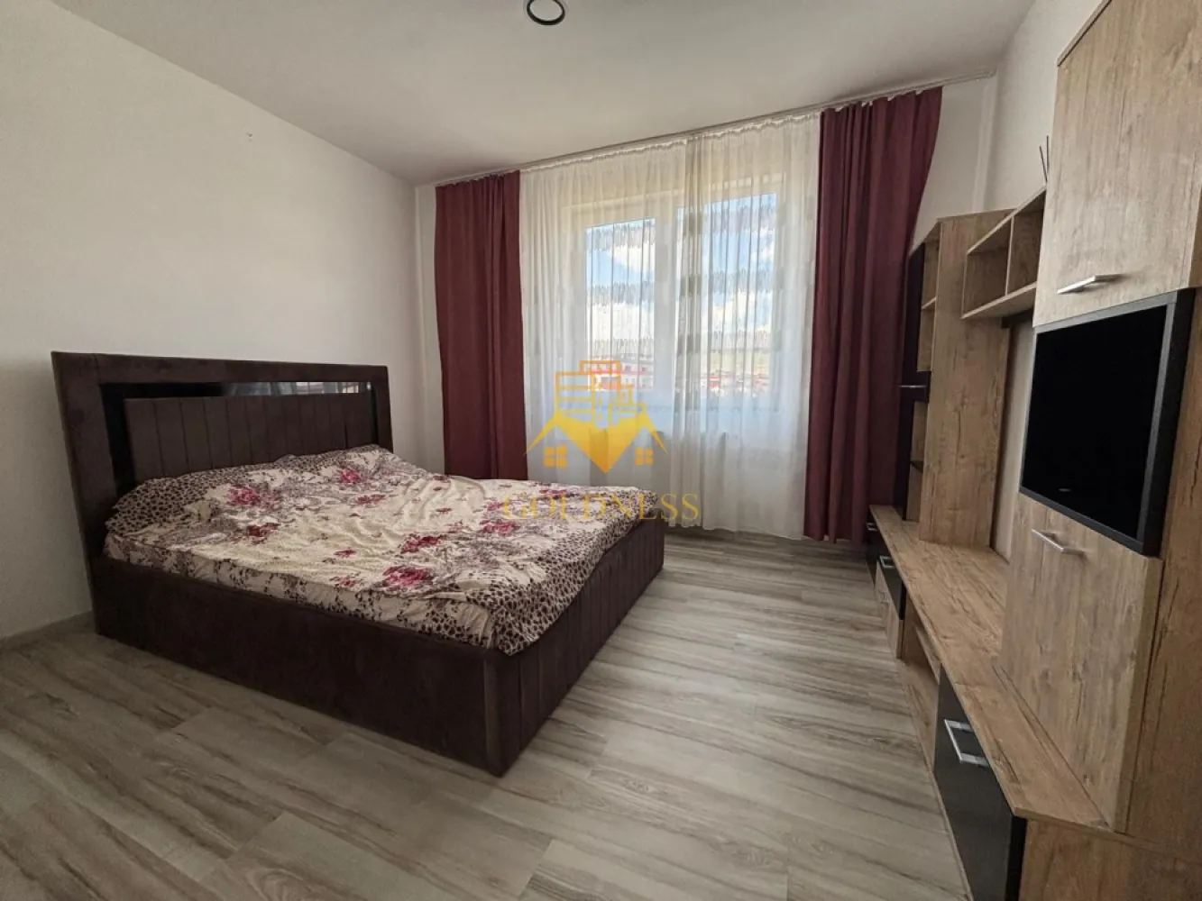 2 camere, modern, terasa, parcare, Urusaului, Terra, Floresti - GOLDNESS Imobiliare vă propune spre închiriere un apartament cu o camera complet mobilat și utilat, la etajul 2 într-un imobil de 5 etaje, în cartierul Terra, Florești.
 Apartamentul este compartimentat astfel:
- living cu bucatarie open-space complet utilată, canapea extensibla, loc de servit masa.
- dormitor cu pat matrimonial, spatiu pentru depozitare, noptiere.
- baie cu cabina de dus calorifer port prosop inox și dulap pentru depozitare.
- terasa de 10 mp.

Imobilul este dotat cu toate cele necesare- centrală proprie, mașină de spălat haine, frigider, plită electrică, hotă, etc.
Se află în apropierea stațiilor de transport în comun, magazine, restaurante, spații verzi, farmacii, etc.
Se poate inchiria parcare cu 30 euro!

Dacă sunteți interesați de acest apartament și doriți să îl vizionați, dar și pentru alte oferte sau detalii nu ezitați să ne contactați telefonic sau prin e-mail - goldnessimobiliare@gmail.com. Vă stăm la dispoziție!
Pentru intermediere se percepe un comision de 50% din prețul chiriei!