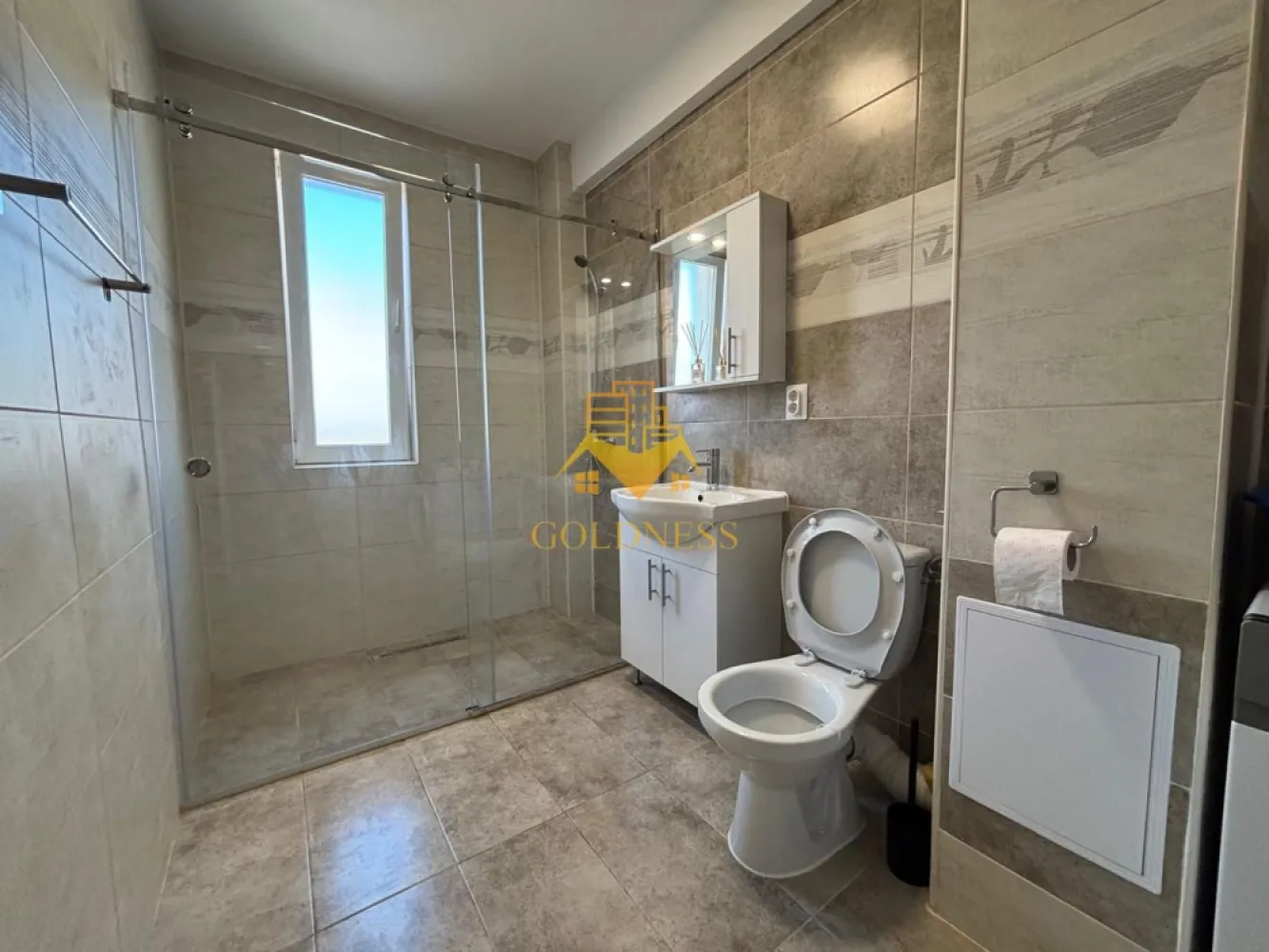 2 camere, modern, terasa, parcare, Urusaului, Terra, Floresti - GOLDNESS Imobiliare vă propune spre închiriere un apartament cu o camera complet mobilat și utilat, la etajul 2 într-un imobil de 5 etaje, în cartierul Terra, Florești.
 Apartamentul este compartimentat astfel:
- living cu bucatarie open-space complet utilată, canapea extensibla, loc de servit masa.
- dormitor cu pat matrimonial, spatiu pentru depozitare, noptiere.
- baie cu cabina de dus calorifer port prosop inox și dulap pentru depozitare.
- terasa de 10 mp.

Imobilul este dotat cu toate cele necesare- centrală proprie, mașină de spălat haine, frigider, plită electrică, hotă, etc.
Se află în apropierea stațiilor de transport în comun, magazine, restaurante, spații verzi, farmacii, etc.
Se poate inchiria parcare cu 30 euro!

Dacă sunteți interesați de acest apartament și doriți să îl vizionați, dar și pentru alte oferte sau detalii nu ezitați să ne contactați telefonic sau prin e-mail - goldnessimobiliare@gmail.com. Vă stăm la dispoziție!
Pentru intermediere se percepe un comision de 50% din prețul chiriei!