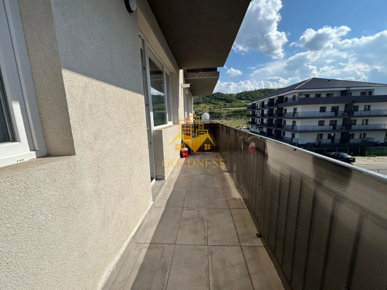 2 camere, modern, terasa, parcare, Urusaului, Terra, Floresti - GOLDNESS Imobiliare vă propune spre închiriere un apartament cu o camera complet mobilat și utilat, la etajul 2 într-un imobil de 5 etaje, în cartierul Terra, Florești.
 Apartamentul este compartimentat astfel:
- living cu bucatarie open-space complet utilată, canapea extensibla, loc de servit masa.
- dormitor cu pat matrimonial, spatiu pentru depozitare, noptiere.
- baie cu cabina de dus calorifer port prosop inox și dulap pentru depozitare.
- terasa de 10 mp.

Imobilul este dotat cu toate cele necesare- centrală proprie, mașină de spălat haine, frigider, plită electrică, hotă, etc.
Se află în apropierea stațiilor de transport în comun, magazine, restaurante, spații verzi, farmacii, etc.
Se poate inchiria parcare cu 30 euro!

Dacă sunteți interesați de acest apartament și doriți să îl vizionați, dar și pentru alte oferte sau detalii nu ezitați să ne contactați telefonic sau prin e-mail - goldnessimobiliare@gmail.com. Vă stăm la dispoziție!
Pentru intermediere se percepe un comision de 50% din prețul chiriei!