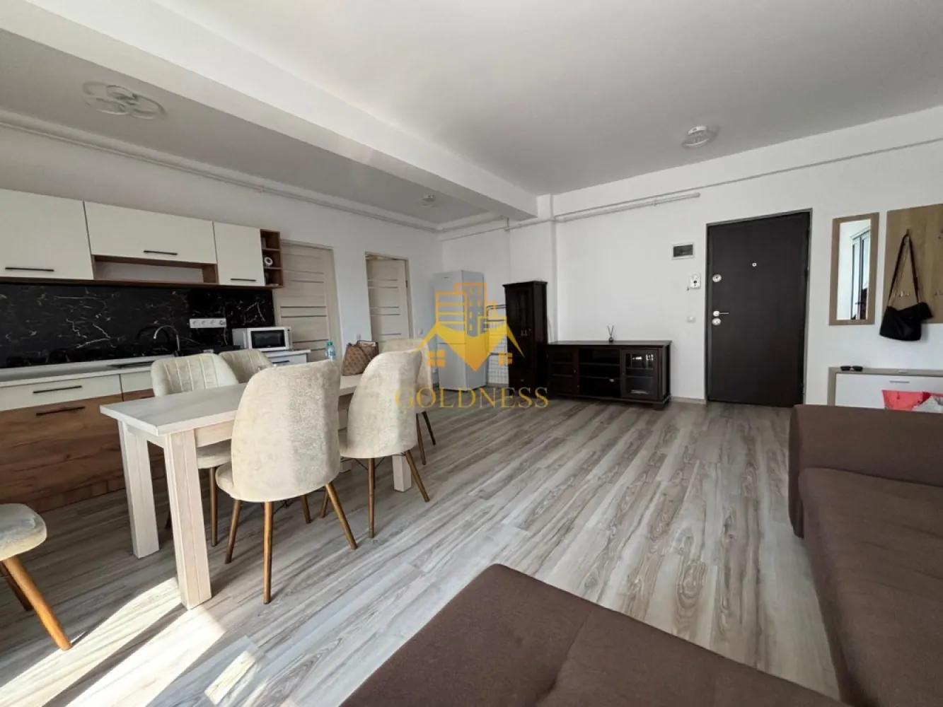 2 camere, modern, terasa, parcare, Urusaului, Terra, Floresti - GOLDNESS Imobiliare vă propune spre închiriere un apartament cu o camera complet mobilat și utilat, la etajul 2 într-un imobil de 5 etaje, în cartierul Terra, Florești.
 Apartamentul este compartimentat astfel:
- living cu bucatarie open-space complet utilată, canapea extensibla, loc de servit masa.
- dormitor cu pat matrimonial, spatiu pentru depozitare, noptiere.
- baie cu cabina de dus calorifer port prosop inox și dulap pentru depozitare.
- terasa de 10 mp.

Imobilul este dotat cu toate cele necesare- centrală proprie, mașină de spălat haine, frigider, plită electrică, hotă, etc.
Se află în apropierea stațiilor de transport în comun, magazine, restaurante, spații verzi, farmacii, etc.
Se poate inchiria parcare cu 30 euro!

Dacă sunteți interesați de acest apartament și doriți să îl vizionați, dar și pentru alte oferte sau detalii nu ezitați să ne contactați telefonic sau prin e-mail - goldnessimobiliare@gmail.com. Vă stăm la dispoziție!
Pentru intermediere se percepe un comision de 50% din prețul chiriei!