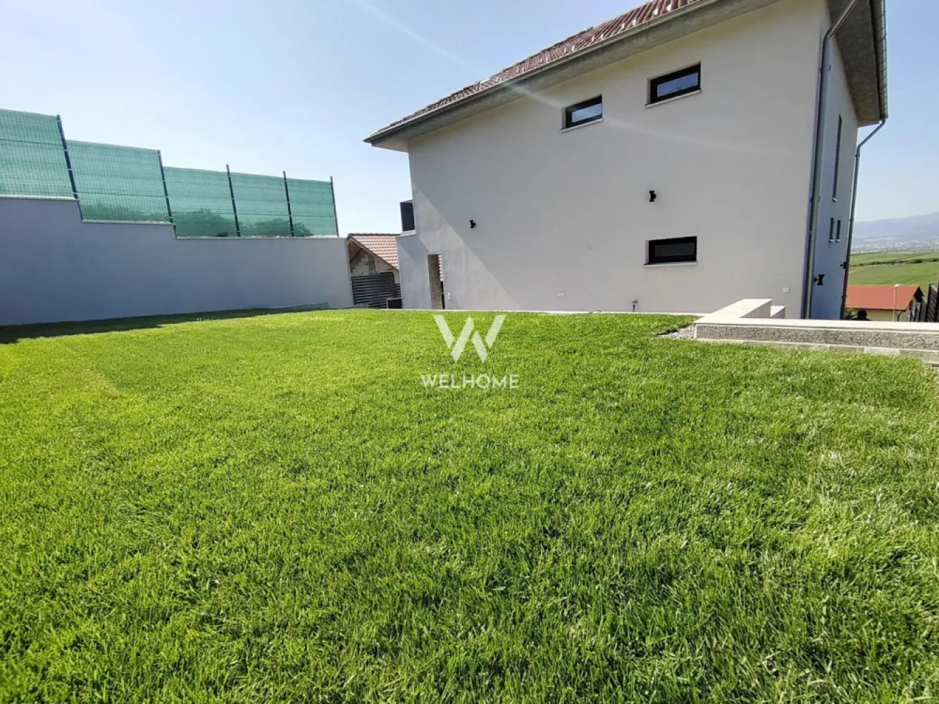 Casa Sibiu - teren 484mp - casa noua zona Sura Mare - Casa localizata la 15 minute de centru Sibiu - zona Sura Mare - panorama superba asupra orasului 
Centre comerciale si acces autostrada la cateva minute 
Un proiect interesant ce propune spatii generoase, design atractiv si calitate optima, ofera spatiu si confort necesar familiei moderne
Casa este terasata, astfel avem demisol, parter, etaj si pod depozitare 
Teren 484 mp, suprafata utila casa 199 mp ( continut si demisol cu garaj )
Demisol - garaj cu poarta automatizata, camera tehnica si spatiu depozitare/pivnita 
Parter - terasa mare acoperita, hol acces cu spatiu garderoba, bucatarie cu camara, living luminos si baie larga cu dus
Etaj - 3 dormitoare fiecare cu acces la balcoane, hol, o baie mare cu cada jaquzzi - 2 dintre dormitoare au dressing
Podul este accesibil din hol, cu scara batanta. Placa beton turnata!
Curte cu gazon si sistem irigatie 
Casa se preda "la cheie" conform imagini 
Detalii imobil - tencuiala decorativa, acoperis tigla ceramica, placaje exterioare si glafuri marmura, izolata cu vata bazaltica, curtea cu pavaj si zona verde, gard soclu beton, porti intrare si garaj automatizate, videointerfon 
 - geamuri termopan 3 foi, 7 camere, rulouri automatizate, pompa de caldura si instalatie incalzire in pardoseala - control zonificat, prize si intrerupatoare
Finisaje premium - parchet, placi ceramice, sanitare, usi 
Casa NOUA - asteapta sa fie locuita ! Aici poti scrie povestea TA - ACASA !! 

Pret de vanzare imobil 380.000 Euro