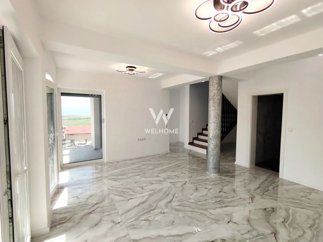 Casa Sibiu - teren 484mp - casa noua zona Sura Mare - Casa localizata la 15 minute de centru Sibiu - zona Sura Mare - panorama superba asupra orasului 
Centre comerciale si acces autostrada la cateva minute 
Un proiect interesant ce propune spatii generoase, design atractiv si calitate optima, ofera spatiu si confort necesar familiei moderne
Casa este terasata, astfel avem demisol, parter, etaj si pod depozitare 
Teren 484 mp, suprafata utila casa 199 mp ( continut si demisol cu garaj )
Demisol - garaj cu poarta automatizata, camera tehnica si spatiu depozitare/pivnita 
Parter - terasa mare acoperita, hol acces cu spatiu garderoba, bucatarie cu camara, living luminos si baie larga cu dus
Etaj - 3 dormitoare fiecare cu acces la balcoane, hol, o baie mare cu cada jaquzzi - 2 dintre dormitoare au dressing
Podul este accesibil din hol, cu scara batanta. Placa beton turnata!
Curte cu gazon si sistem irigatie 
Casa se preda "la cheie" conform imagini 
Detalii imobil - tencuiala decorativa, acoperis tigla ceramica, placaje exterioare si glafuri marmura, izolata cu vata bazaltica, curtea cu pavaj si zona verde, gard soclu beton, porti intrare si garaj automatizate, videointerfon 
 - geamuri termopan 3 foi, 7 camere, rulouri automatizate, pompa de caldura si instalatie incalzire in pardoseala - control zonificat, prize si intrerupatoare
Finisaje premium - parchet, placi ceramice, sanitare, usi 
Casa NOUA - asteapta sa fie locuita ! Aici poti scrie povestea TA - ACASA !! 

Pret de vanzare imobil 380.000 Euro