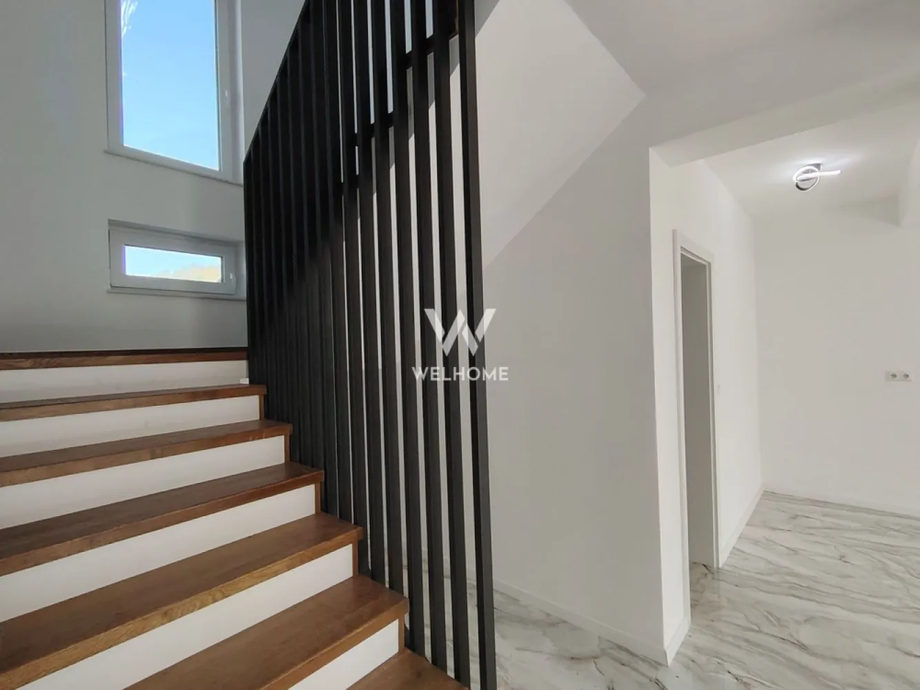 Casa Sibiu - teren 484mp - casa noua zona Sura Mare - Casa localizata la 15 minute de centru Sibiu - zona Sura Mare - panorama superba asupra orasului 
Centre comerciale si acces autostrada la cateva minute 
Un proiect interesant ce propune spatii generoase, design atractiv si calitate optima, ofera spatiu si confort necesar familiei moderne
Casa este terasata, astfel avem demisol, parter, etaj si pod depozitare 
Teren 484 mp, suprafata utila casa 199 mp ( continut si demisol cu garaj )
Demisol - garaj cu poarta automatizata, camera tehnica si spatiu depozitare/pivnita 
Parter - terasa mare acoperita, hol acces cu spatiu garderoba, bucatarie cu camara, living luminos si baie larga cu dus
Etaj - 3 dormitoare fiecare cu acces la balcoane, hol, o baie mare cu cada jaquzzi - 2 dintre dormitoare au dressing
Podul este accesibil din hol, cu scara batanta. Placa beton turnata!
Curte cu gazon si sistem irigatie 
Casa se preda "la cheie" conform imagini 
Detalii imobil - tencuiala decorativa, acoperis tigla ceramica, placaje exterioare si glafuri marmura, izolata cu vata bazaltica, curtea cu pavaj si zona verde, gard soclu beton, porti intrare si garaj automatizate, videointerfon 
 - geamuri termopan 3 foi, 7 camere, rulouri automatizate, pompa de caldura si instalatie incalzire in pardoseala - control zonificat, prize si intrerupatoare
Finisaje premium - parchet, placi ceramice, sanitare, usi 
Casa NOUA - asteapta sa fie locuita ! Aici poti scrie povestea TA - ACASA !! 

Pret de vanzare imobil 380.000 Euro
