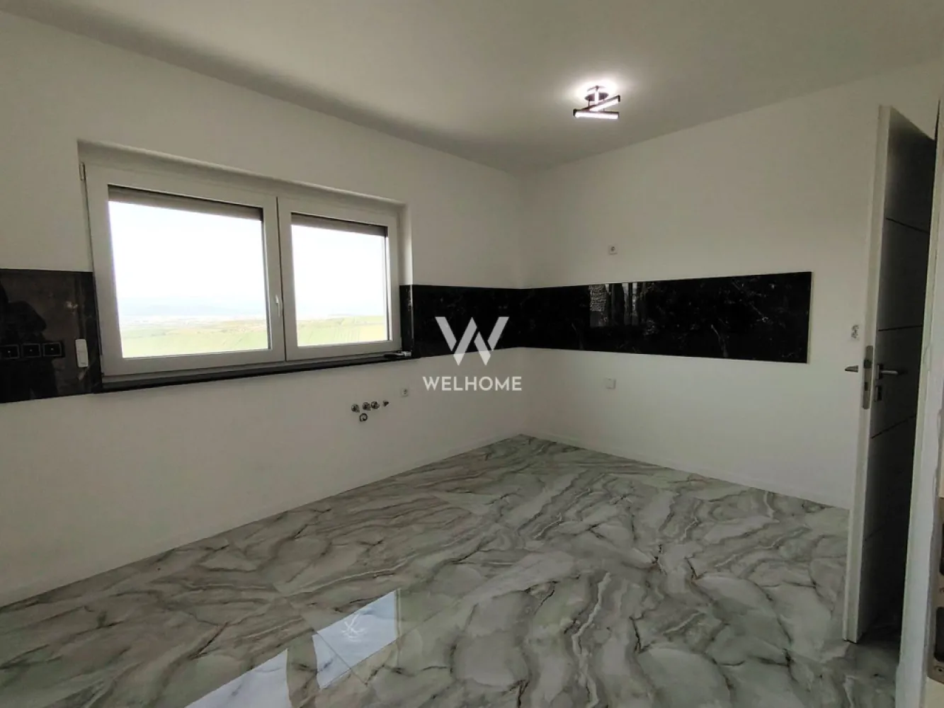 Casa Sibiu - teren 484mp - casa noua zona Sura Mare - Casa localizata la 15 minute de centru Sibiu - zona Sura Mare - panorama superba asupra orasului 
Centre comerciale si acces autostrada la cateva minute 
Un proiect interesant ce propune spatii generoase, design atractiv si calitate optima, ofera spatiu si confort necesar familiei moderne
Casa este terasata, astfel avem demisol, parter, etaj si pod depozitare 
Teren 484 mp, suprafata utila casa 199 mp ( continut si demisol cu garaj )
Demisol - garaj cu poarta automatizata, camera tehnica si spatiu depozitare/pivnita 
Parter - terasa mare acoperita, hol acces cu spatiu garderoba, bucatarie cu camara, living luminos si baie larga cu dus
Etaj - 3 dormitoare fiecare cu acces la balcoane, hol, o baie mare cu cada jaquzzi - 2 dintre dormitoare au dressing
Podul este accesibil din hol, cu scara batanta. Placa beton turnata!
Curte cu gazon si sistem irigatie 
Casa se preda "la cheie" conform imagini 
Detalii imobil - tencuiala decorativa, acoperis tigla ceramica, placaje exterioare si glafuri marmura, izolata cu vata bazaltica, curtea cu pavaj si zona verde, gard soclu beton, porti intrare si garaj automatizate, videointerfon 
 - geamuri termopan 3 foi, 7 camere, rulouri automatizate, pompa de caldura si instalatie incalzire in pardoseala - control zonificat, prize si intrerupatoare
Finisaje premium - parchet, placi ceramice, sanitare, usi 
Casa NOUA - asteapta sa fie locuita ! Aici poti scrie povestea TA - ACASA !! 

Pret de vanzare imobil 380.000 Euro