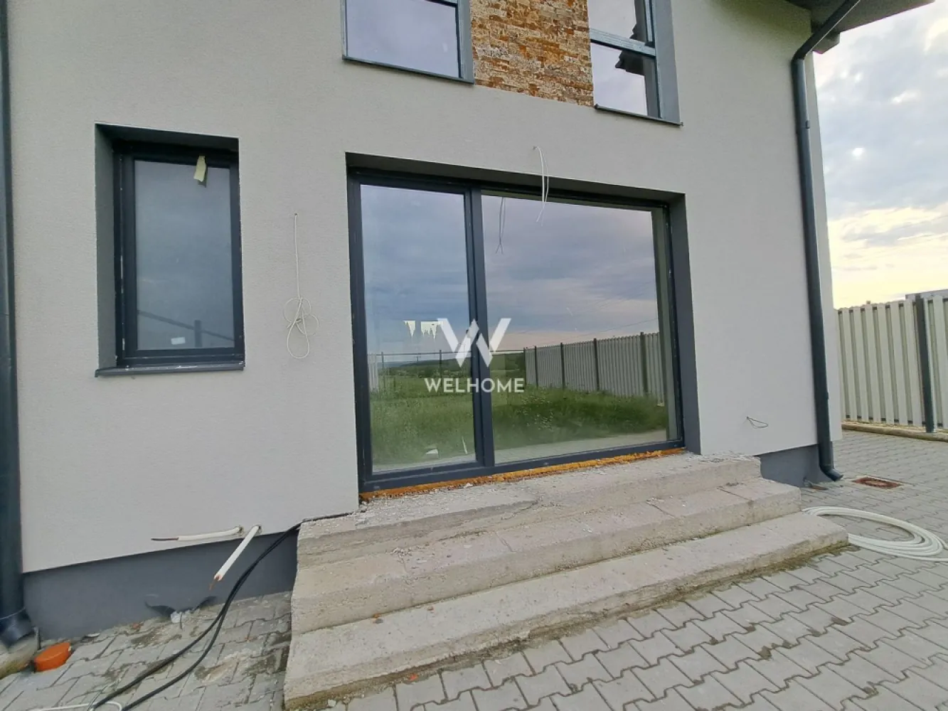 Cartier nou si modern - Casa langa padure, curte utila - Sibiu, Cisnadie - Casa cu 3 dormitoare, la intrarea in Cisnadie, Sibiu 
O casa ofertanta pentru familia moderne, pozitionata la liziera padurii - liniste, intimitate, natura
Strada asfaltata si iluminata, cartier exclusiv de case 
- Interior util 94 mp
- Teren 265 mp, curte libera 205 mp
Plan Parter: antreu, living, bucatarie, camera tehnica
Plan Etaj: 3 dormitoare, baie, hol
+ Pod pentru depozitare
- Casa se preda -LA CHEIE la interior: usa de intrare, geamuri termopan, pompa de caldura si incalzire in pardoseala, sapa elicopterizata, peretii cu glet, instalatii sanitare, termice, electrice, toate racordurile trase, usi de interior, gresie, faianta, parchet, obiecte sanitare in bai.
- Termen de predare - Septembrie 2025.
-LA CHEIE la exterior cu fatada casei facuta, curte amenajata, gard, poarta, locuri de parcare
O casa ce se bucura de multa lumina, spatii functionale necesare familiei moderne, intimitate, zona degajata in mijlocul naturii
Hai sa aflam impreuna daca este casa potrivita familiei tale!

PRET: 185.000 EURO 
Ciprian: 0753277310

Case noi gasesti pe welhome.ro