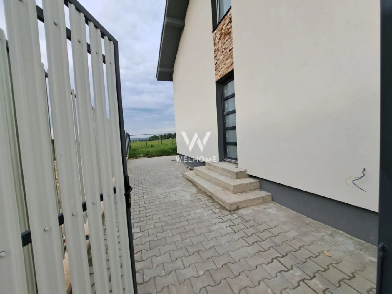 Cartier nou si modern - Casa langa padure, curte utila - Sibiu, Cisnadie - Casa cu 3 dormitoare, la intrarea in Cisnadie, Sibiu 
O casa ofertanta pentru familia moderne, pozitionata la liziera padurii - liniste, intimitate, natura
Strada asfaltata si iluminata, cartier exclusiv de case 
- Interior util 94 mp
- Teren 265 mp, curte libera 205 mp
Plan Parter: antreu, living, bucatarie, camera tehnica
Plan Etaj: 3 dormitoare, baie, hol
+ Pod pentru depozitare
- Casa se preda -LA CHEIE la interior: usa de intrare, geamuri termopan, pompa de caldura si incalzire in pardoseala, sapa elicopterizata, peretii cu glet, instalatii sanitare, termice, electrice, toate racordurile trase, usi de interior, gresie, faianta, parchet, obiecte sanitare in bai.
- Termen de predare - Septembrie 2025.
-LA CHEIE la exterior cu fatada casei facuta, curte amenajata, gard, poarta, locuri de parcare
O casa ce se bucura de multa lumina, spatii functionale necesare familiei moderne, intimitate, zona degajata in mijlocul naturii
Hai sa aflam impreuna daca este casa potrivita familiei tale!

PRET: 185.000 EURO 
Ciprian: 0753277310

Case noi gasesti pe welhome.ro