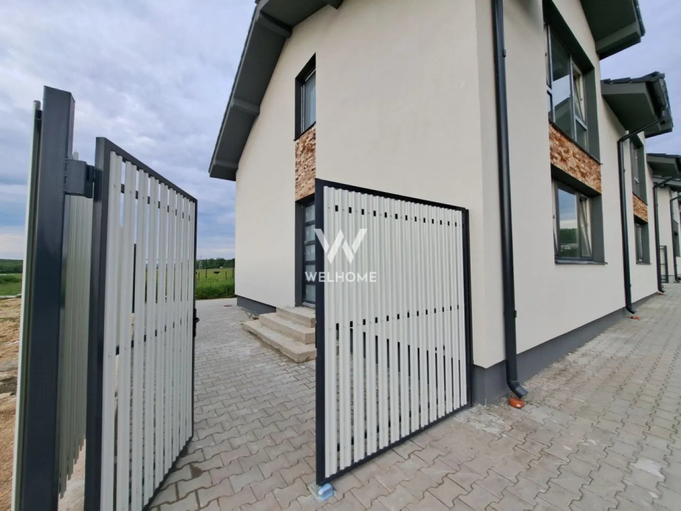 Cartier nou si modern - Casa langa padure, curte utila - Sibiu, Cisnadie - Casa cu 3 dormitoare, la intrarea in Cisnadie, Sibiu 
O casa ofertanta pentru familia moderne, pozitionata la liziera padurii - liniste, intimitate, natura
Strada asfaltata si iluminata, cartier exclusiv de case 
- Interior util 94 mp
- Teren 265 mp, curte libera 205 mp
Plan Parter: antreu, living, bucatarie, camera tehnica
Plan Etaj: 3 dormitoare, baie, hol
+ Pod pentru depozitare
- Casa se preda -LA CHEIE la interior: usa de intrare, geamuri termopan, pompa de caldura si incalzire in pardoseala, sapa elicopterizata, peretii cu glet, instalatii sanitare, termice, electrice, toate racordurile trase, usi de interior, gresie, faianta, parchet, obiecte sanitare in bai.
- Termen de predare - Septembrie 2025.
-LA CHEIE la exterior cu fatada casei facuta, curte amenajata, gard, poarta, locuri de parcare
O casa ce se bucura de multa lumina, spatii functionale necesare familiei moderne, intimitate, zona degajata in mijlocul naturii
Hai sa aflam impreuna daca este casa potrivita familiei tale!

PRET: 185.000 EURO 
Ciprian: 0753277310

Case noi gasesti pe welhome.ro