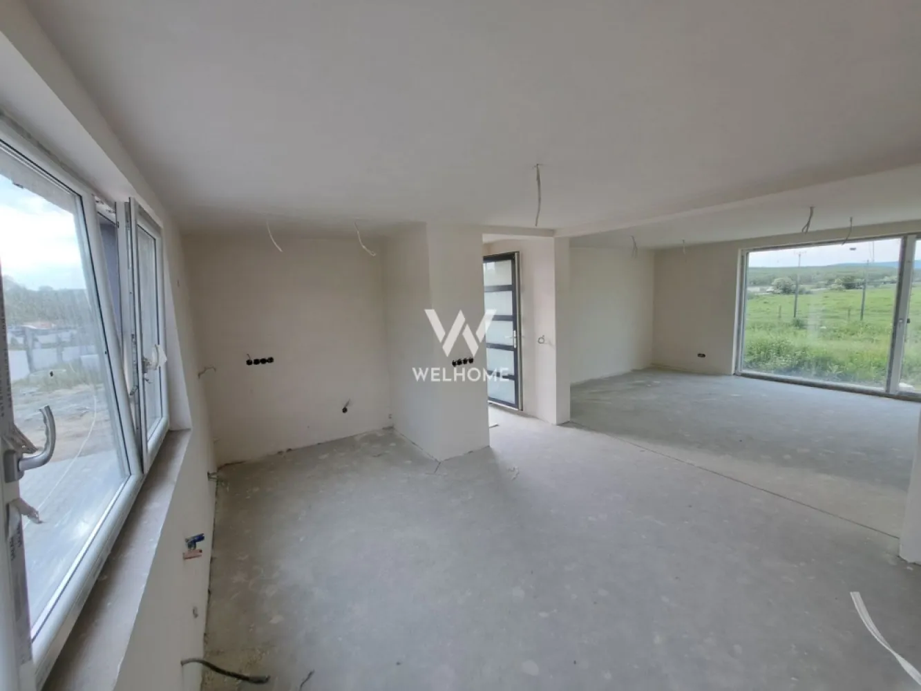 Cartier nou si modern - Casa langa padure, curte utila - Sibiu, Cisnadie - Casa cu 3 dormitoare, la intrarea in Cisnadie, Sibiu 
O casa ofertanta pentru familia moderne, pozitionata la liziera padurii - liniste, intimitate, natura
Strada asfaltata si iluminata, cartier exclusiv de case 
- Interior util 94 mp
- Teren 265 mp, curte libera 205 mp
Plan Parter: antreu, living, bucatarie, camera tehnica
Plan Etaj: 3 dormitoare, baie, hol
+ Pod pentru depozitare
- Casa se preda -LA CHEIE la interior: usa de intrare, geamuri termopan, pompa de caldura si incalzire in pardoseala, sapa elicopterizata, peretii cu glet, instalatii sanitare, termice, electrice, toate racordurile trase, usi de interior, gresie, faianta, parchet, obiecte sanitare in bai.
- Termen de predare - Septembrie 2025.
-LA CHEIE la exterior cu fatada casei facuta, curte amenajata, gard, poarta, locuri de parcare
O casa ce se bucura de multa lumina, spatii functionale necesare familiei moderne, intimitate, zona degajata in mijlocul naturii
Hai sa aflam impreuna daca este casa potrivita familiei tale!

PRET: 185.000 EURO 
Ciprian: 0753277310

Case noi gasesti pe welhome.ro