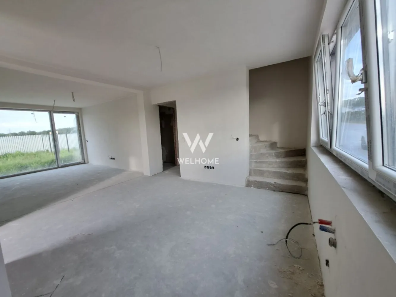 Cartier nou si modern - Casa langa padure, curte utila - Sibiu, Cisnadie - Casa cu 3 dormitoare, la intrarea in Cisnadie, Sibiu 
O casa ofertanta pentru familia moderne, pozitionata la liziera padurii - liniste, intimitate, natura
Strada asfaltata si iluminata, cartier exclusiv de case 
- Interior util 94 mp
- Teren 265 mp, curte libera 205 mp
Plan Parter: antreu, living, bucatarie, camera tehnica
Plan Etaj: 3 dormitoare, baie, hol
+ Pod pentru depozitare
- Casa se preda -LA CHEIE la interior: usa de intrare, geamuri termopan, pompa de caldura si incalzire in pardoseala, sapa elicopterizata, peretii cu glet, instalatii sanitare, termice, electrice, toate racordurile trase, usi de interior, gresie, faianta, parchet, obiecte sanitare in bai.
- Termen de predare - Septembrie 2025.
-LA CHEIE la exterior cu fatada casei facuta, curte amenajata, gard, poarta, locuri de parcare
O casa ce se bucura de multa lumina, spatii functionale necesare familiei moderne, intimitate, zona degajata in mijlocul naturii
Hai sa aflam impreuna daca este casa potrivita familiei tale!

PRET: 185.000 EURO 
Ciprian: 0753277310

Case noi gasesti pe welhome.ro