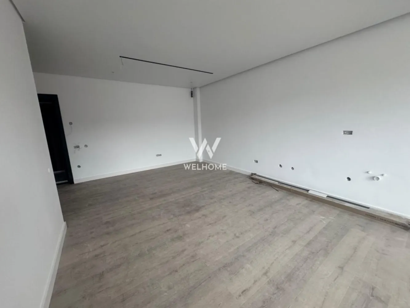 Apartament 75mp LA CHEIE., garaj si boxa, Sibiu - Apartament Premium, cu 3 camere si 2 bai, Sibiu 

Suprafata utila: 75 mp + balcon 11 mp, parter inalt (ultimul apartament disponibil)

Dotari UltraSmart, suprafete vitrate ample, centrala in condensatie, incalzire in pardoseala cu sistem inteligent de control, termostate wireless, detector gaz, jaluzele actionate electric

- Parcare subterana unde sunt alocate si boxe depozitare, liftul fiind accesibil chiar din subsol
- Spatii verzi, zone de agrement, parcari vizitatori, sens unic intrare - iesire ansamblu, rampe acces persoane dizabilitati, ascensor 8 persoane, camera administrativa, spatiu pentru biciclete, adapost ALA, videointerfon, supravehere video ansamblu

Locuinta se preda la CHEIE, tu vii doar cu mobila!
Apartamentul este intabulat, momentan in curs de finisare (conform fotografii), predare imediata

PRET: 245.000 Euro -TVA INCLUS, parcare subteranaj si boxa depozitare

Detalii si vizionari: 0752 088 381 - Roxana