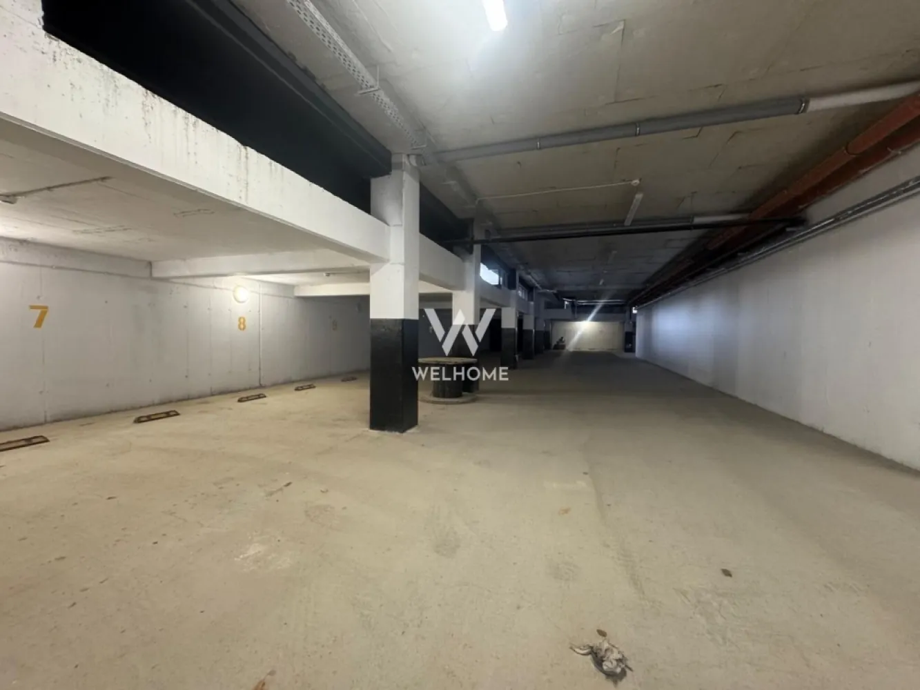 Apartament 75mp LA CHEIE., garaj si boxa, Sibiu - Apartament Premium, cu 3 camere si 2 bai, Sibiu 

Suprafata utila: 75 mp + balcon 11 mp, parter inalt (ultimul apartament disponibil)

Dotari UltraSmart, suprafete vitrate ample, centrala in condensatie, incalzire in pardoseala cu sistem inteligent de control, termostate wireless, detector gaz, jaluzele actionate electric

- Parcare subterana unde sunt alocate si boxe depozitare, liftul fiind accesibil chiar din subsol
- Spatii verzi, zone de agrement, parcari vizitatori, sens unic intrare - iesire ansamblu, rampe acces persoane dizabilitati, ascensor 8 persoane, camera administrativa, spatiu pentru biciclete, adapost ALA, videointerfon, supravehere video ansamblu

Locuinta se preda la CHEIE, tu vii doar cu mobila!
Apartamentul este intabulat, momentan in curs de finisare (conform fotografii), predare imediata

PRET: 245.000 Euro -TVA INCLUS, parcare subteranaj si boxa depozitare

Detalii si vizionari: 0752 088 381 - Roxana