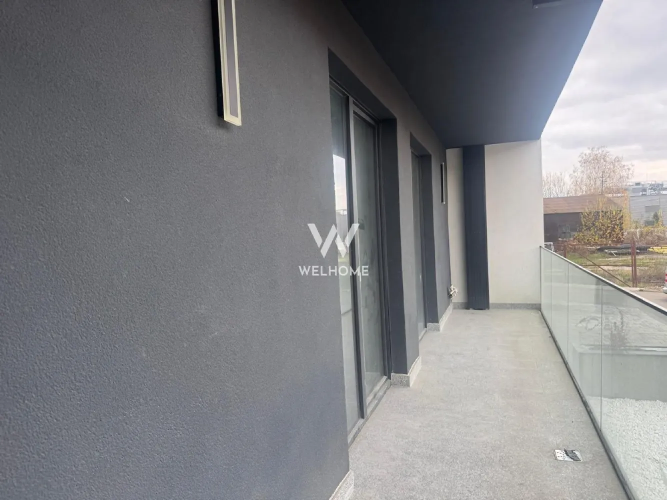 Apartament 75mp LA CHEIE., garaj si boxa, Sibiu - Apartament Premium, cu 3 camere si 2 bai, Sibiu 

Suprafata utila: 75 mp + balcon 11 mp, parter inalt (ultimul apartament disponibil)

Dotari UltraSmart, suprafete vitrate ample, centrala in condensatie, incalzire in pardoseala cu sistem inteligent de control, termostate wireless, detector gaz, jaluzele actionate electric

- Parcare subterana unde sunt alocate si boxe depozitare, liftul fiind accesibil chiar din subsol
- Spatii verzi, zone de agrement, parcari vizitatori, sens unic intrare - iesire ansamblu, rampe acces persoane dizabilitati, ascensor 8 persoane, camera administrativa, spatiu pentru biciclete, adapost ALA, videointerfon, supravehere video ansamblu

Locuinta se preda la CHEIE, tu vii doar cu mobila!
Apartamentul este intabulat, momentan in curs de finisare (conform fotografii), predare imediata

PRET: 245.000 Euro -TVA INCLUS, parcare subteranaj si boxa depozitare

Detalii si vizionari: 0752 088 381 - Roxana