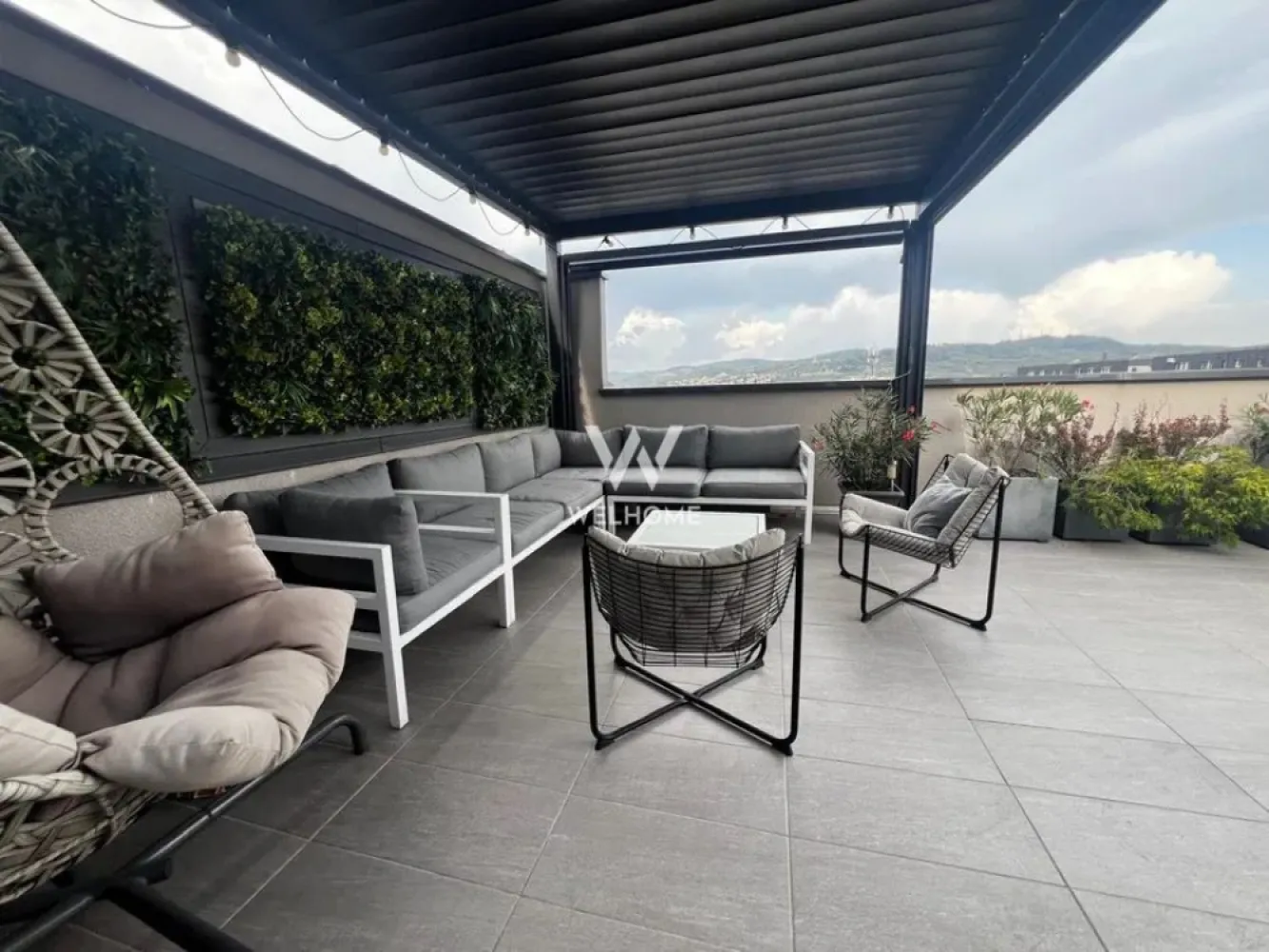 Penthouse de lux cu terasă panoramică – City Residence, Sibiu - Penthouse gata de mutare, pentru cei care apreciază frumusețea, lumina și spațiul. Acest penthouse impresionant, situat în ansamblul rezidențial City Residence, îți oferă o experiență de locuire la cel mai înalt nivel, cu o priveliște panoramică spectaculoasă atât spre dealul Gușteriței, cât și spre întreg orașul.

Compartimentarea este gândită inteligent, cu spații generoase și finisaje premium:
 • living luminos de 34,51 mp
 • bucătărie separată de 6,52 mp
 • hol de 6,84 mp
 • 2 dormitoare spațioase (13,18 mp și 13,47 mp)
 • 2 băi elegante (4,35 mp și 4,78 mp)
 • terasă impresionantă de 52 mp, perfectă pentru relaxare sau seri alături de prieteni

Suprafața totală este de 135,66 mp, iar proprietatea beneficiază de loc de parcare dedicat.

Acest apartament este complet pregătit pentru a deveni „acasă”: atmosferă rafinată, multă lumină naturală și senzația unică de libertate oferită de panorama deosebită.

📍 City Residence – una dintre cele mai căutate zone din Sibiu
🏡 Suprafață totală: 135,66 mp
🚗 Parcare privată inclusă

Pret: 285 000 EURO
Telefon: 0756 094 405